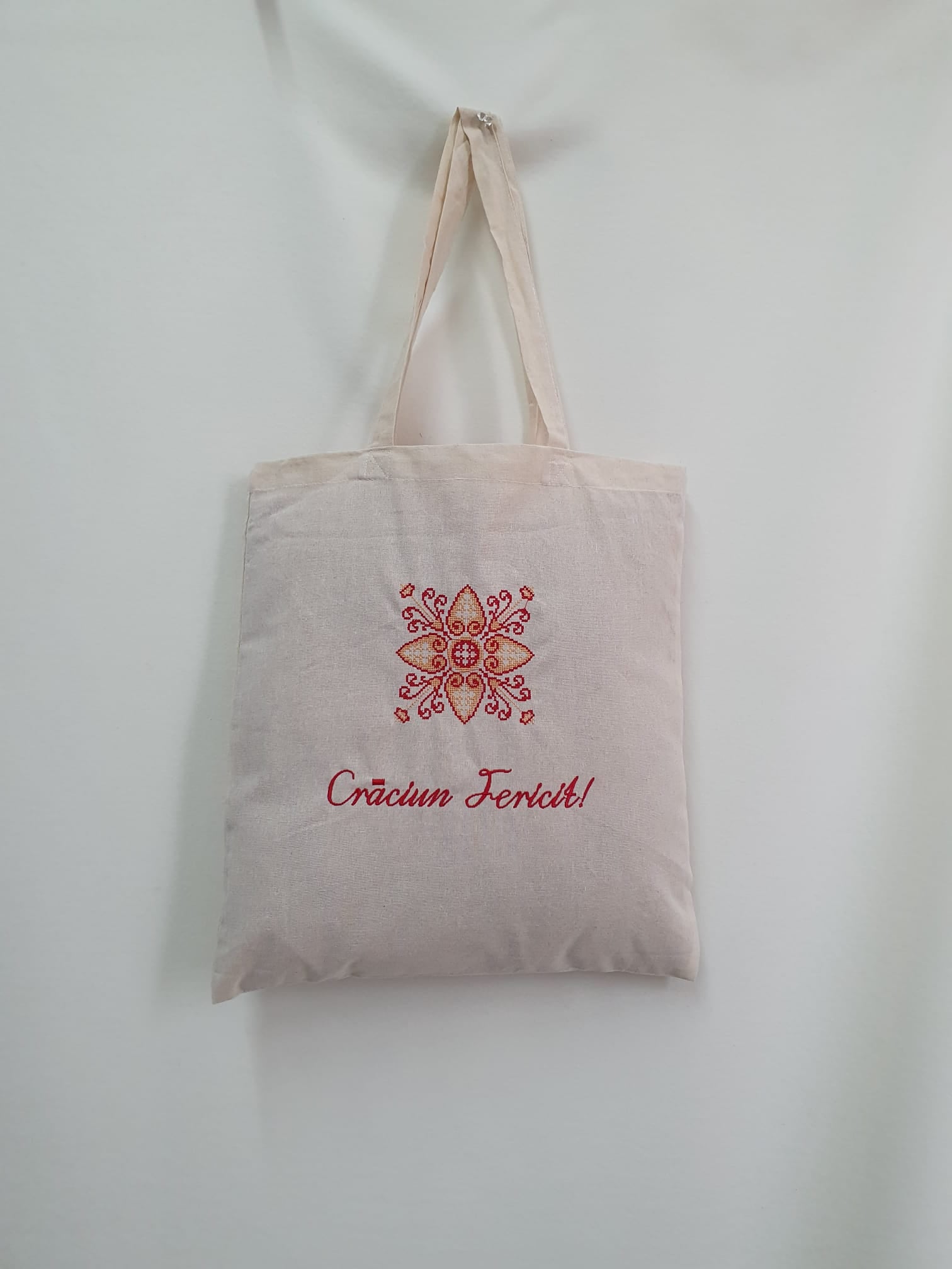 Trăistuță brodată în spiritul Crăciunului, ideală pentru colind Trăistuță brodată în spiritul Crăciunului, ideală pentru colind
