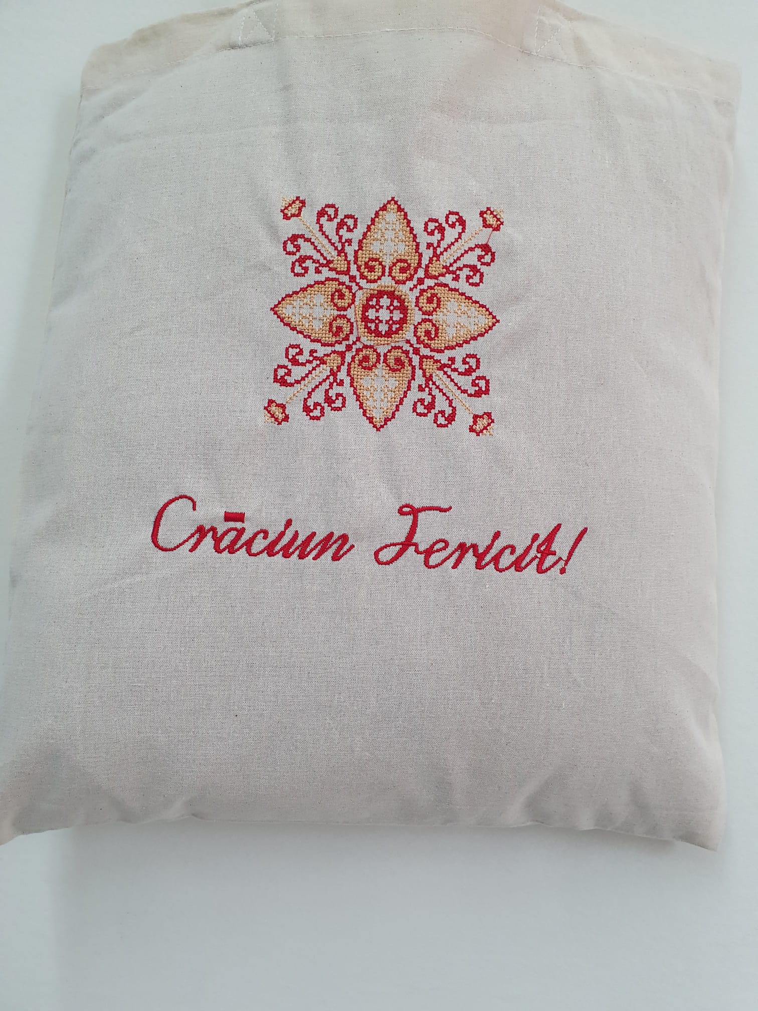 Trăistuță brodată în spiritul Crăciunului, ideală pentru colind Trăistuță brodată în spiritul Crăciunului, ideală pentru colind