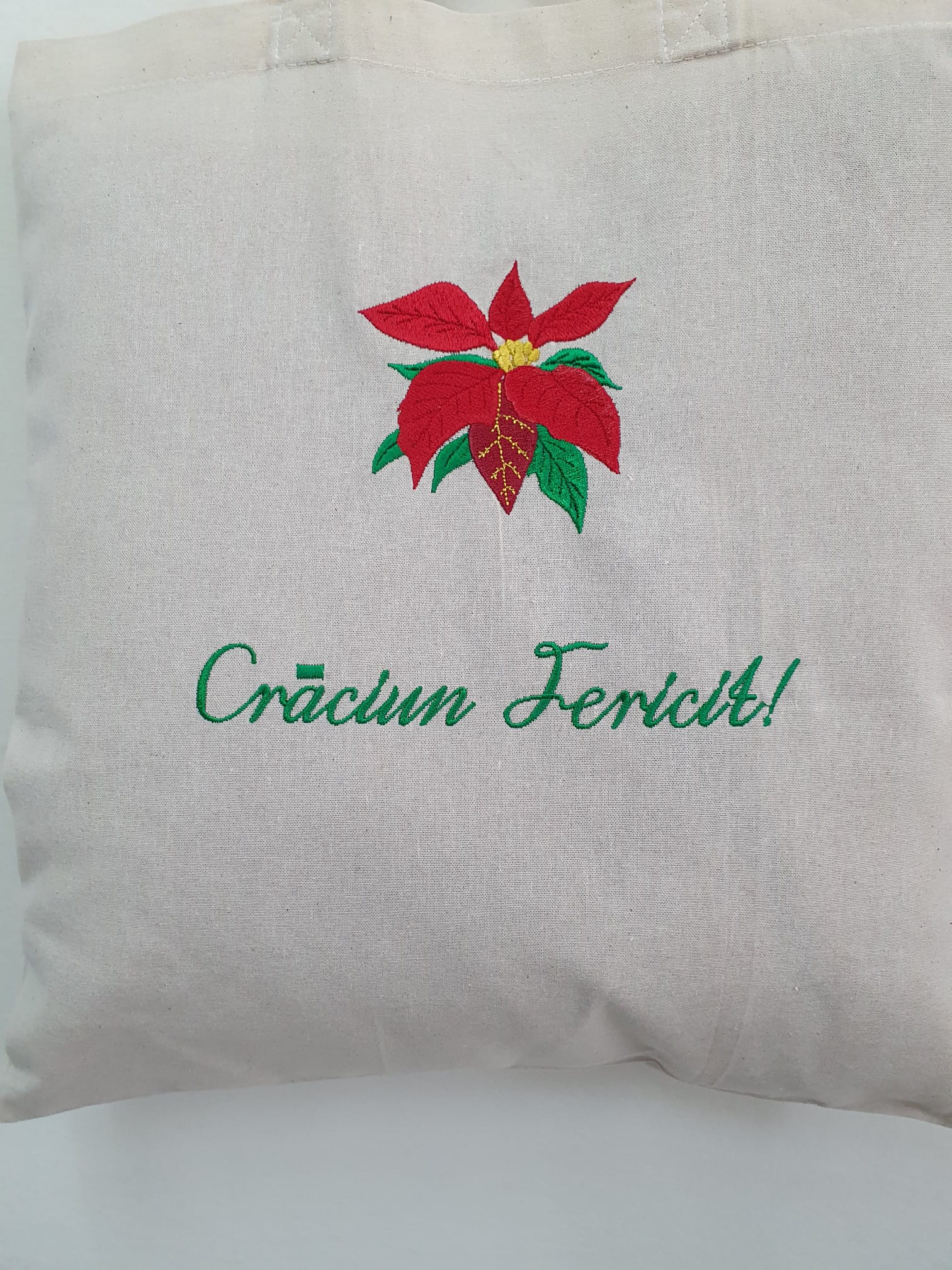 Trăistuță brodată în spiritul Crăciunului, ideală pentru colind Trăistuță brodată în spiritul Crăciunului, ideală pentru colind