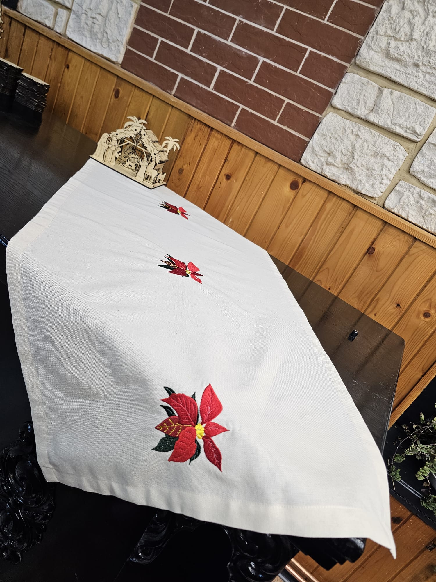 Napron, în spiritul Crăciunului, cu model Crăciuniță brodat Napron, în spiritul Crăciunului, cu model Crăciuniță brodat