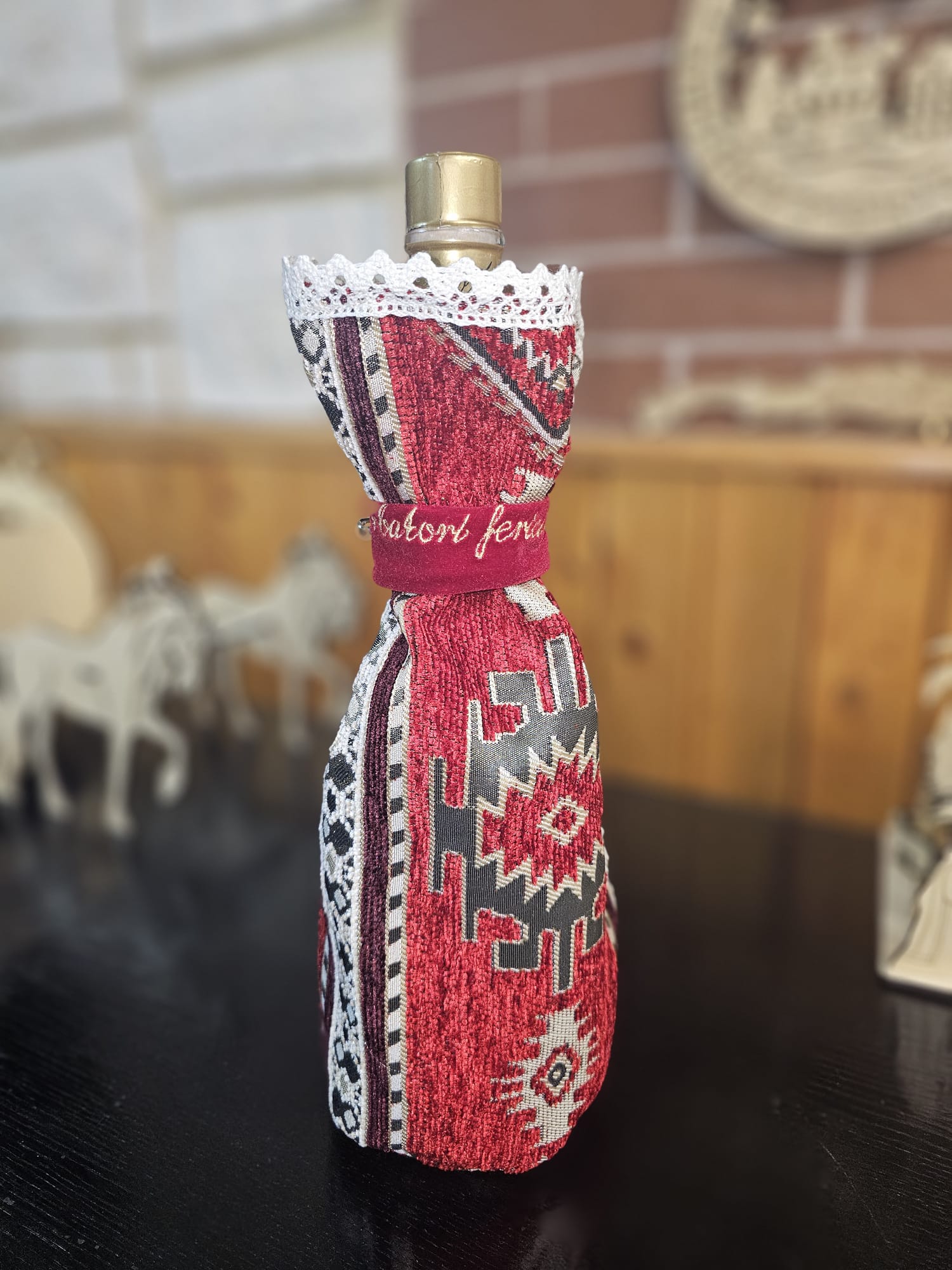 Husă creată în stil tradițional, din material textil, pentru stică Husă creată în stil tradițional, din material textil, pentru stică