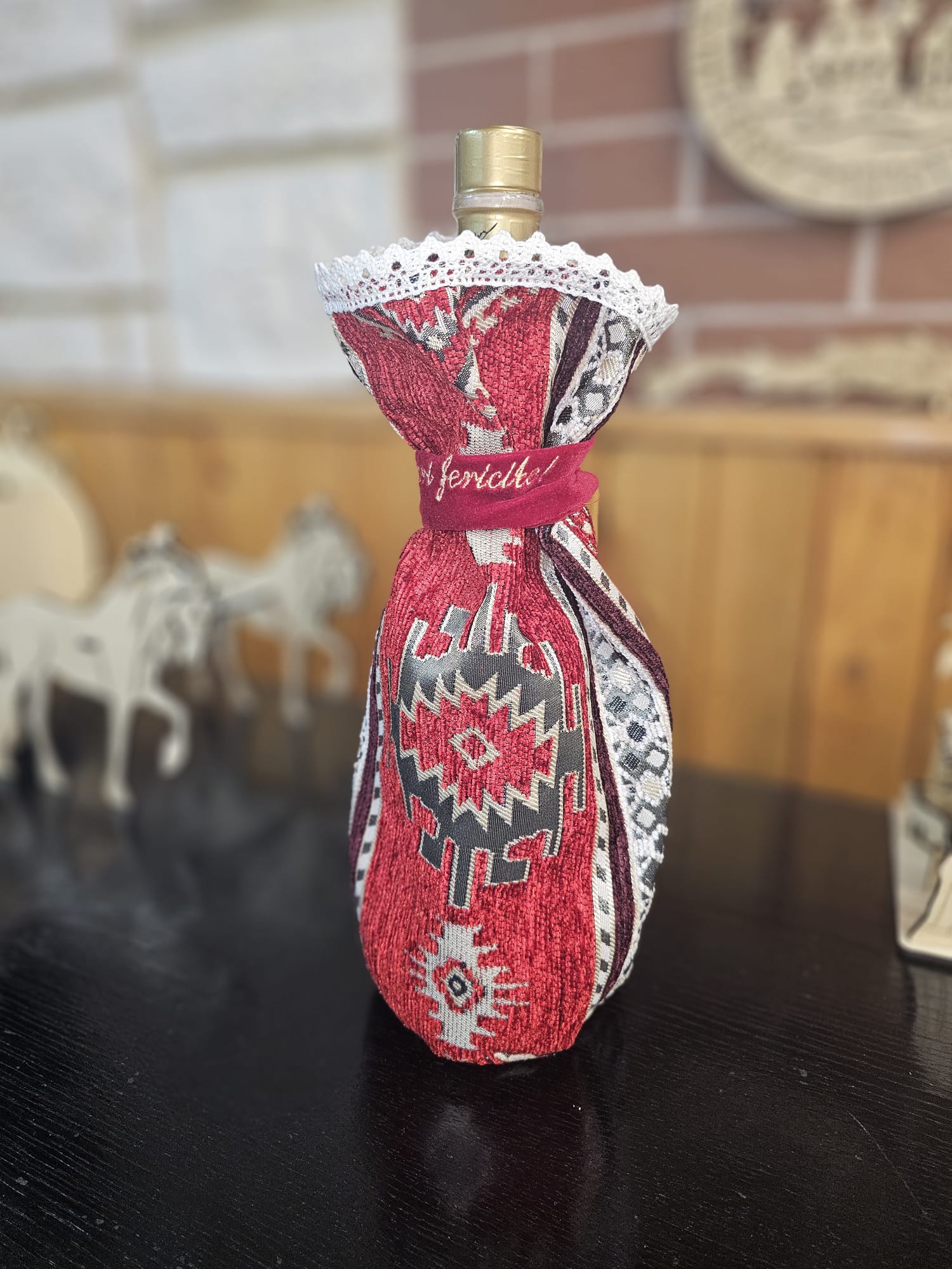 Husă creată în stil tradițional, din material textil, pentru stică Husă creată în stil tradițional, din material textil, pentru stică