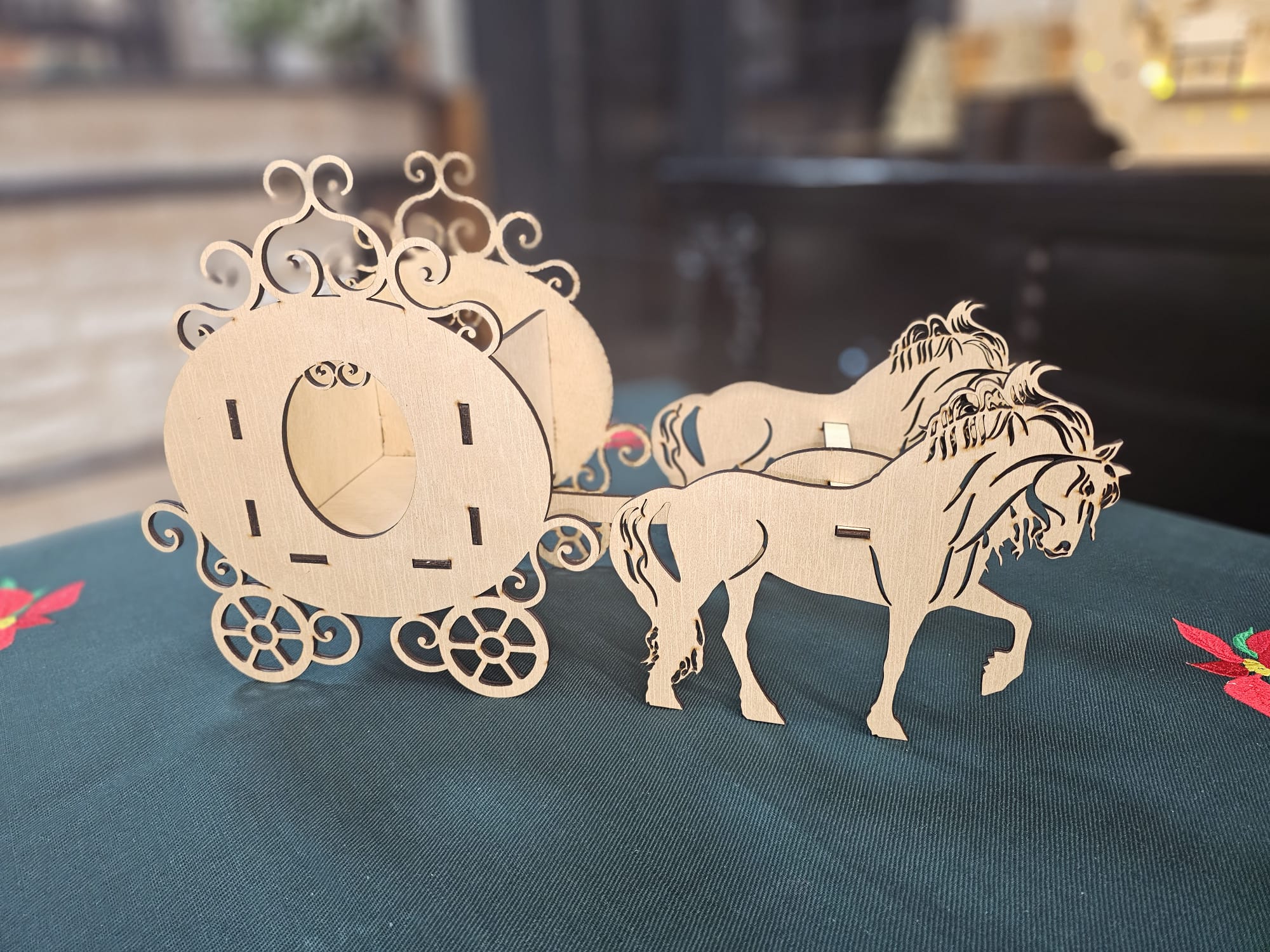 Decorațiune din lemn, caleașcă elegantă trasă de doi cai Decorațiune din lemn, caleașcă elegantă trasă de doi cai