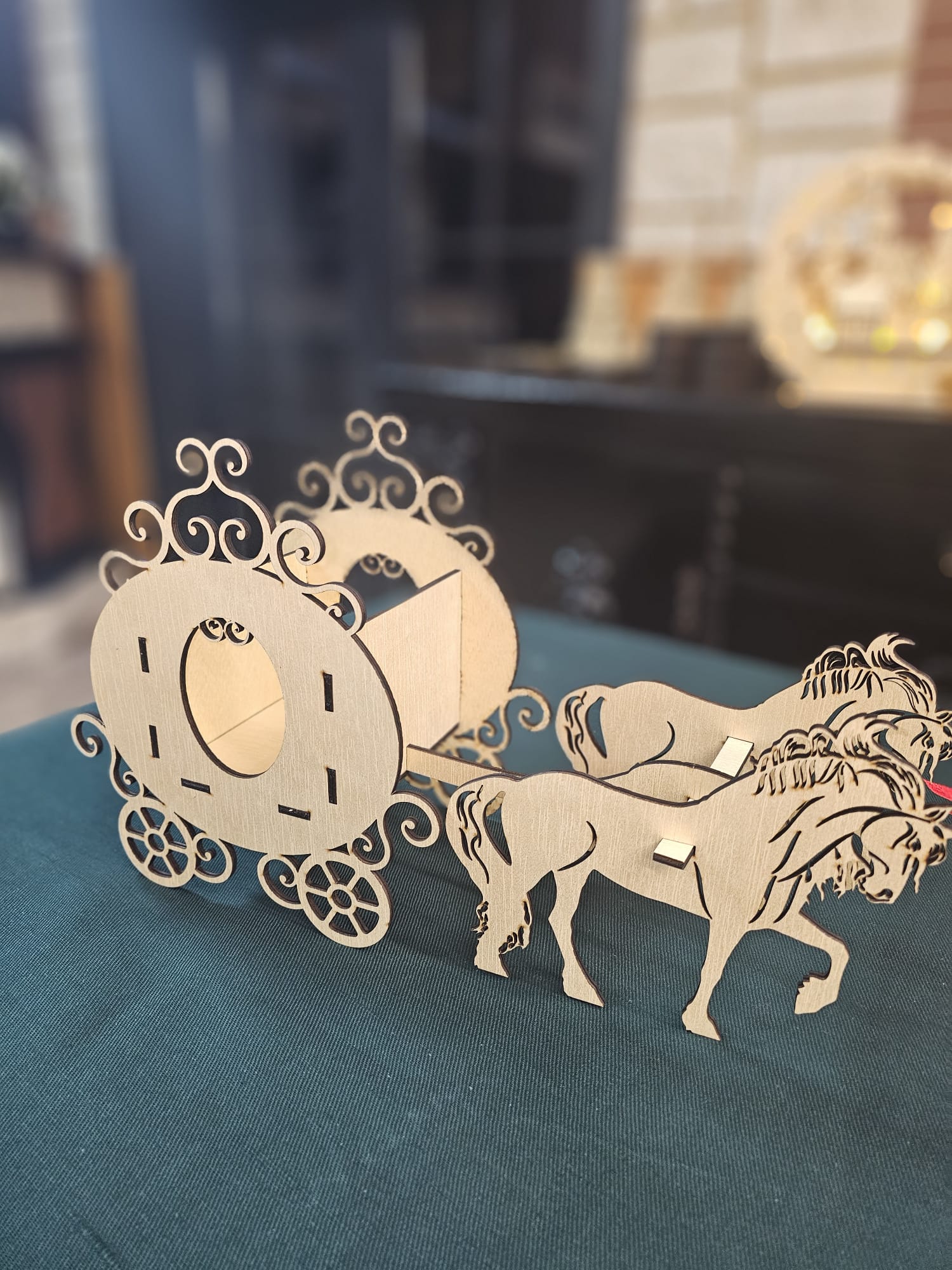 Decorațiune din lemn, caleașcă elegantă trasă de doi cai Decorațiune din lemn, caleașcă elegantă trasă de doi cai