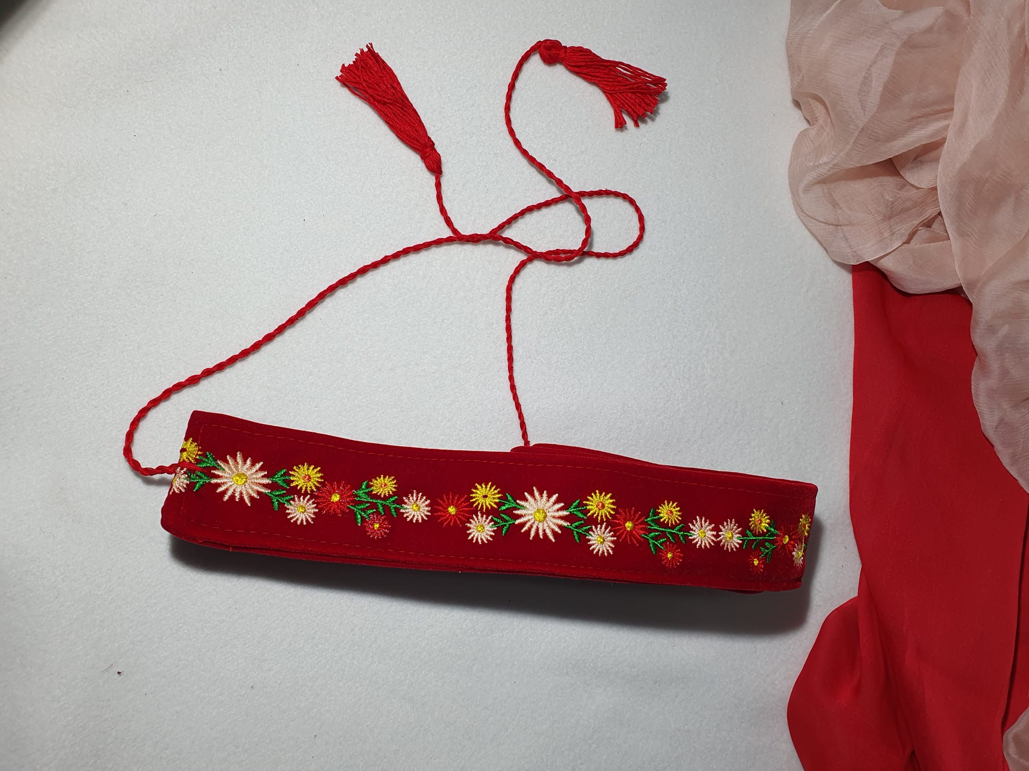 Brâu brodat cu simboluri florale, pe material catifea roșie Brâu brodat cu simboluri florale, pe material catifea roșie