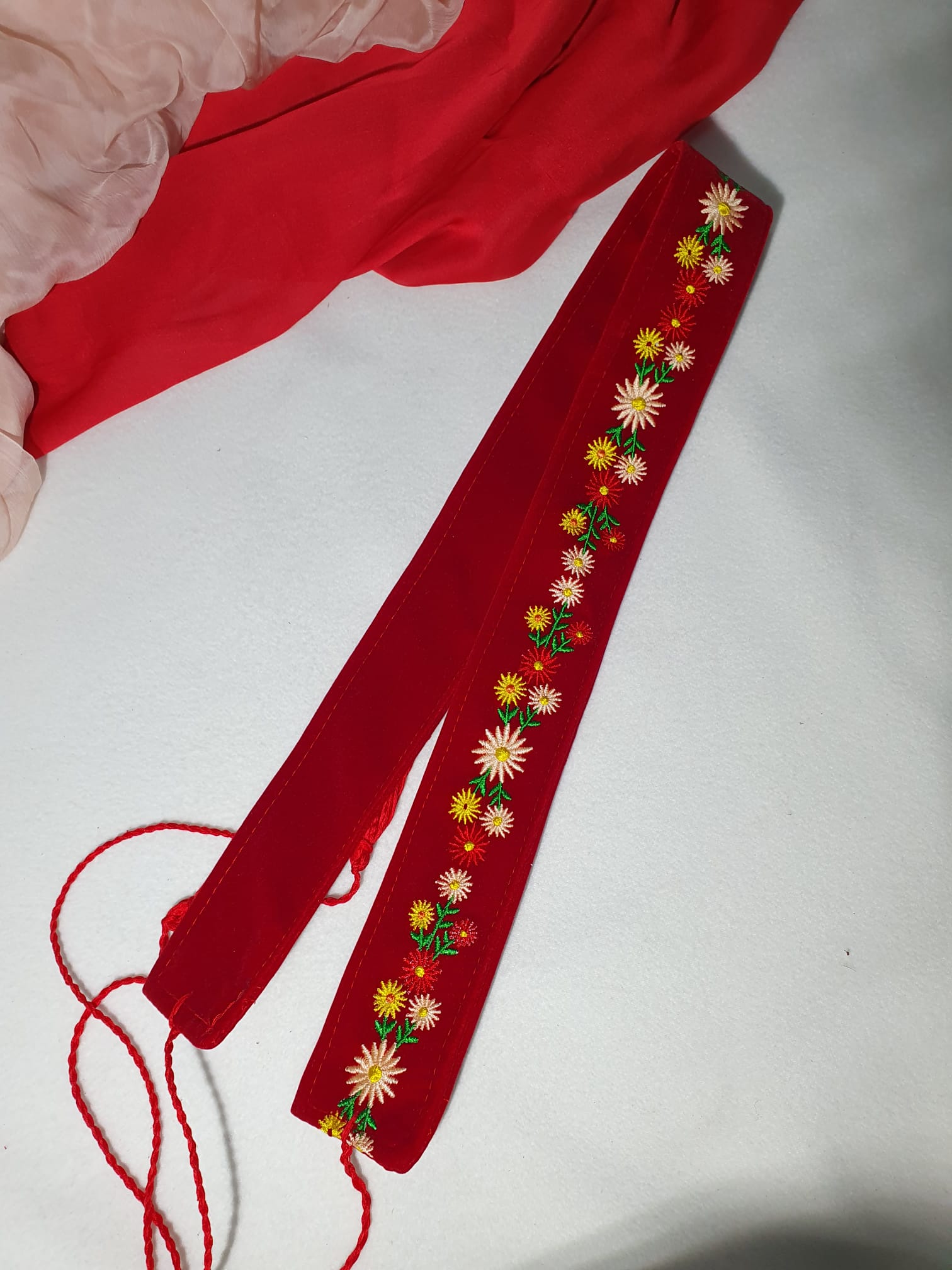 Brâu brodat cu simboluri florale, pe material catifea roșie Brâu brodat cu simboluri florale, pe material catifea roșie