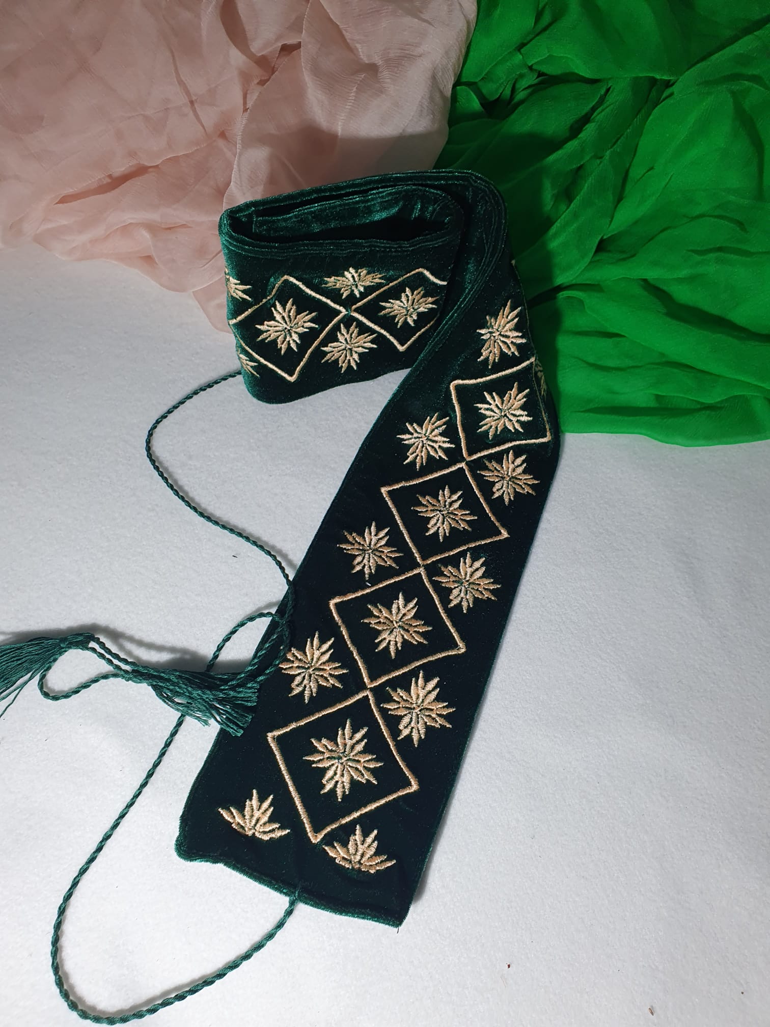 Brâu brodat cu modelul ”Steaua cu 16 țăpi” pe material catifea verde smarald Brâu brodat cu modelul ”Steaua cu 16 țăpi” pe material catifea verde smarald