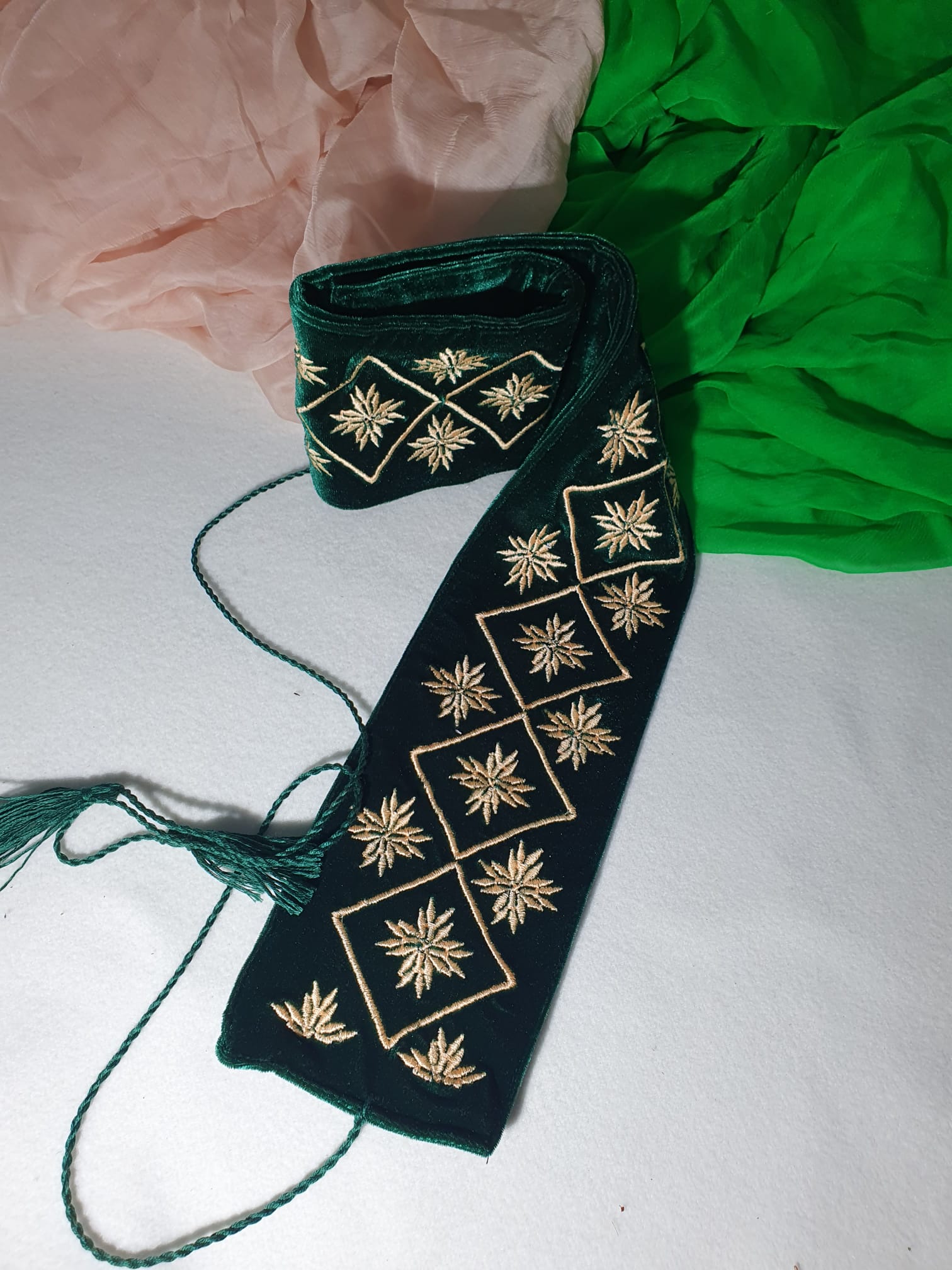 Brâu brodat cu modelul ”Steaua cu 16 țăpi” pe material catifea verde smarald Brâu brodat cu modelul ”Steaua cu 16 țăpi” pe material catifea verde smarald