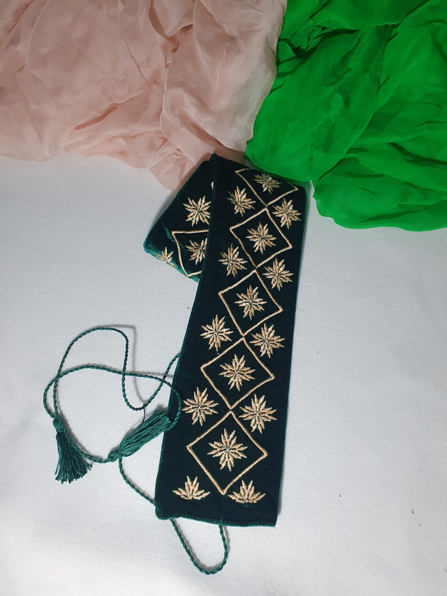 Brâu brodat cu modelul ”Steaua cu 16 țăpi” pe material catifea verde smarald Brâu brodat cu modelul ”Steaua cu 16 țăpi” pe material catifea verde smarald