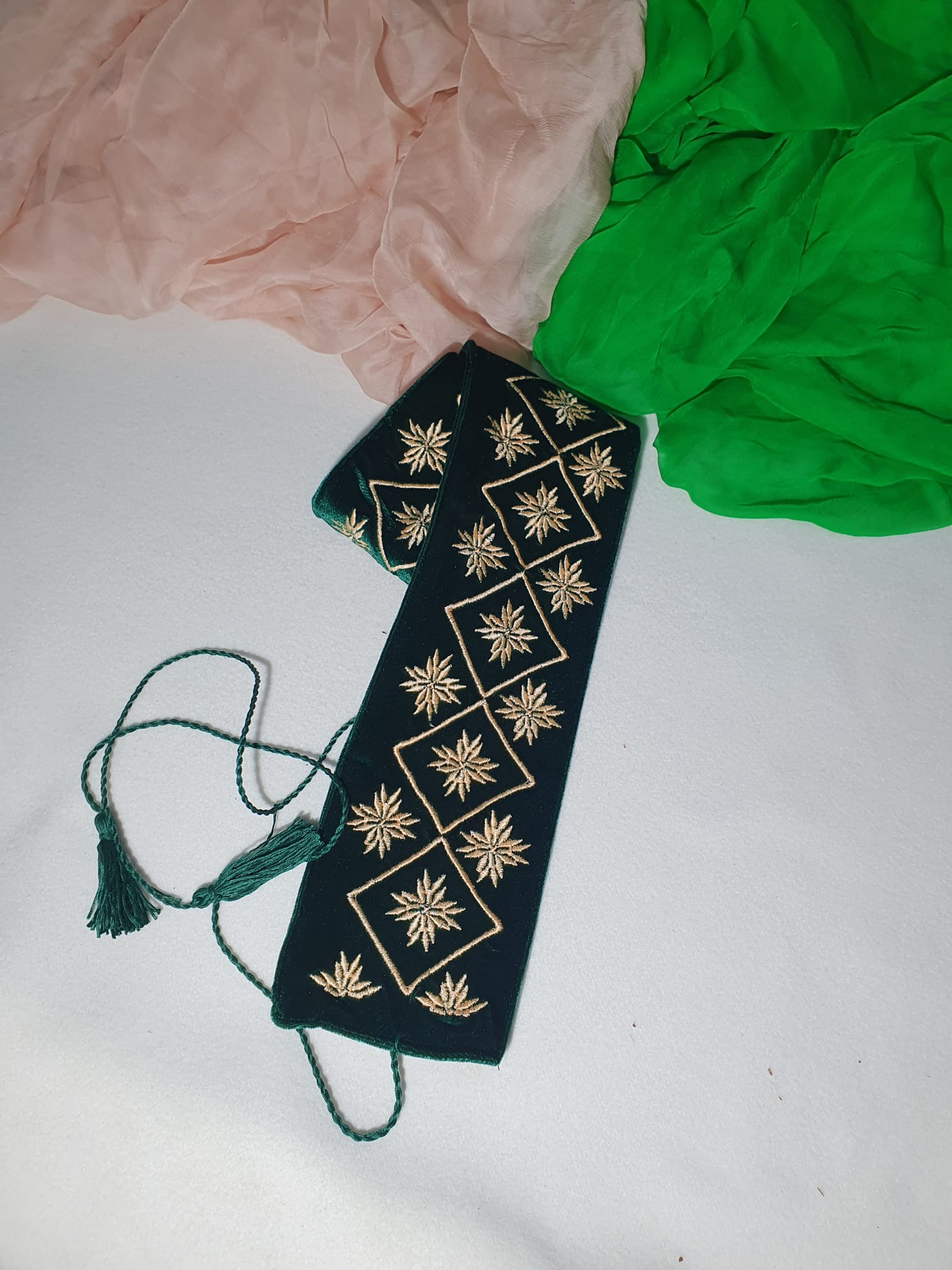 Brâu brodat cu modelul ”Steaua cu 16 țăpi” pe material catifea verde smarald Brâu brodat cu modelul ”Steaua cu 16 țăpi” pe material catifea verde smarald