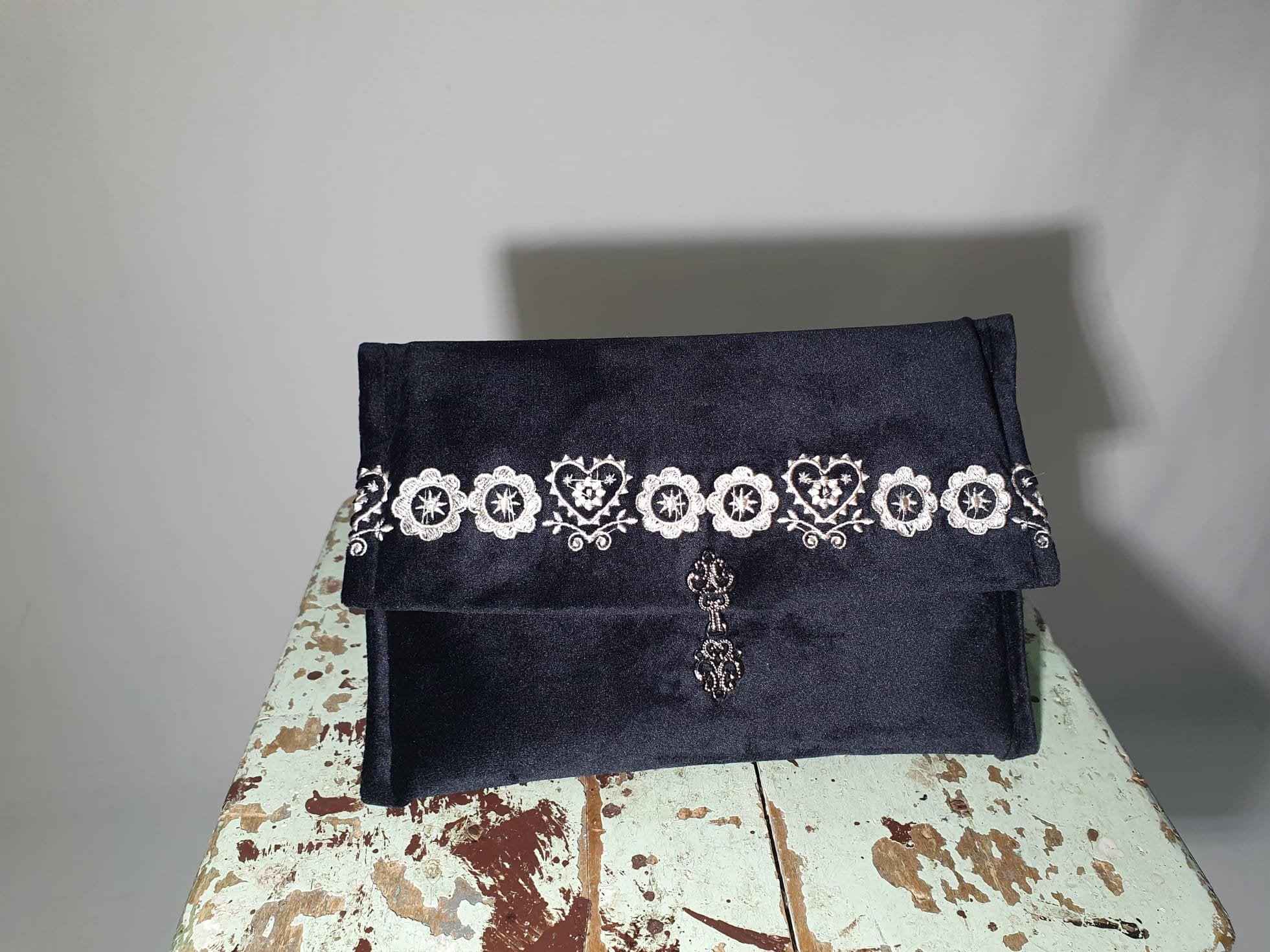 Gentuță/ plic din catifea neagră, cu broderie Gentuță/ plic din catifea neagră, cu broderie