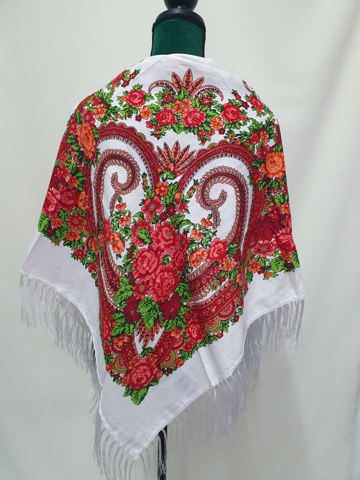 Batic cu franjuri, creat în spiritul tradiției, model floral Batic cu franjuri, creat în spiritul tradiției, model floral