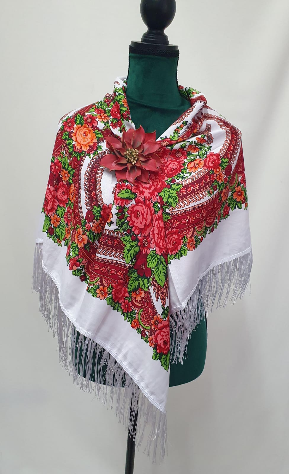 Batic cu franjuri, creat în spiritul tradiției, model floral Batic cu franjuri, creat în spiritul tradiției, model floral