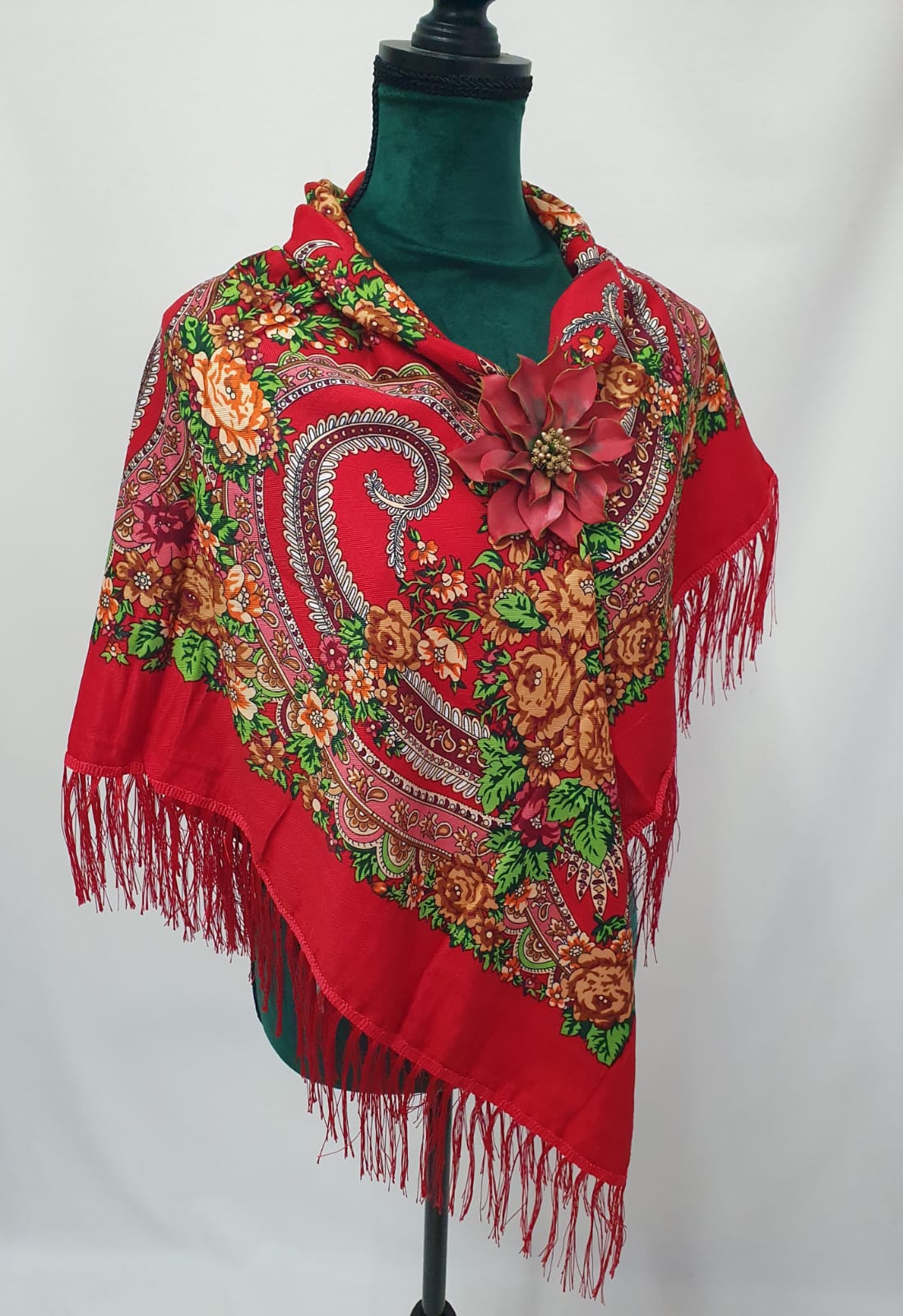 Batic cu franjuri, creat în spiritul tradiției, model floral Batic cu franjuri, creat în spiritul tradiției, model floral