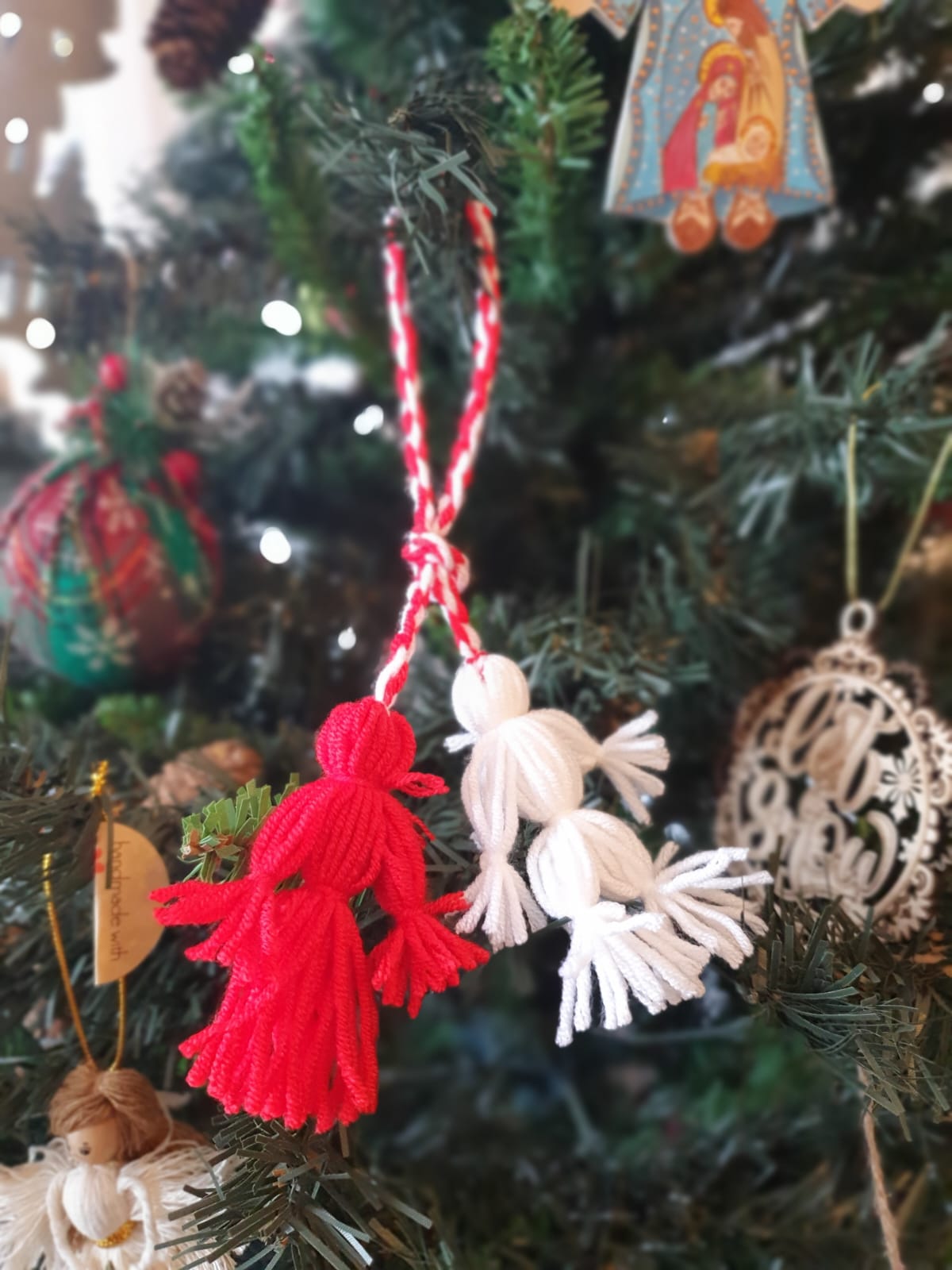 Fată și băiat, moșternire culturală, lucrați din fir acrilic în culorile roșu și alb Fată și băiat, moșternire culturală, lucrați din fir acrilic în culorile roșu și alb