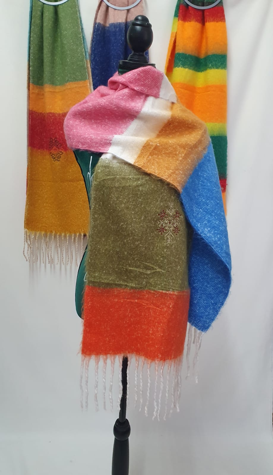 Șal pufos, călduros, multicolor, brodat cu simboluri tradiționale Șal pufos, călduros, multicolor, brodat cu simboluri tradiționale