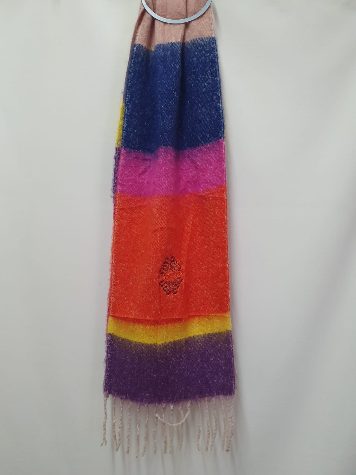 Șal pufos, călduros, multicolor, brodat cu simboluri tradiționale Șal pufos, călduros, multicolor, brodat cu simboluri tradiționale