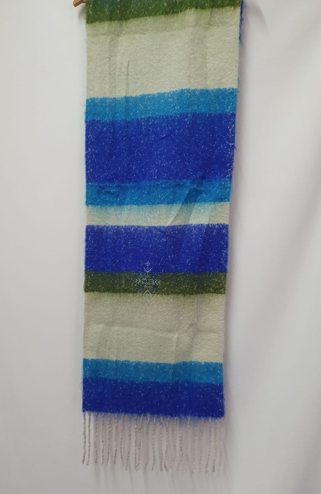 Șal pufos, călduros, multicolor, brodat cu simboluri tradiționale Șal pufos, călduros, multicolor, brodat cu simboluri tradiționale