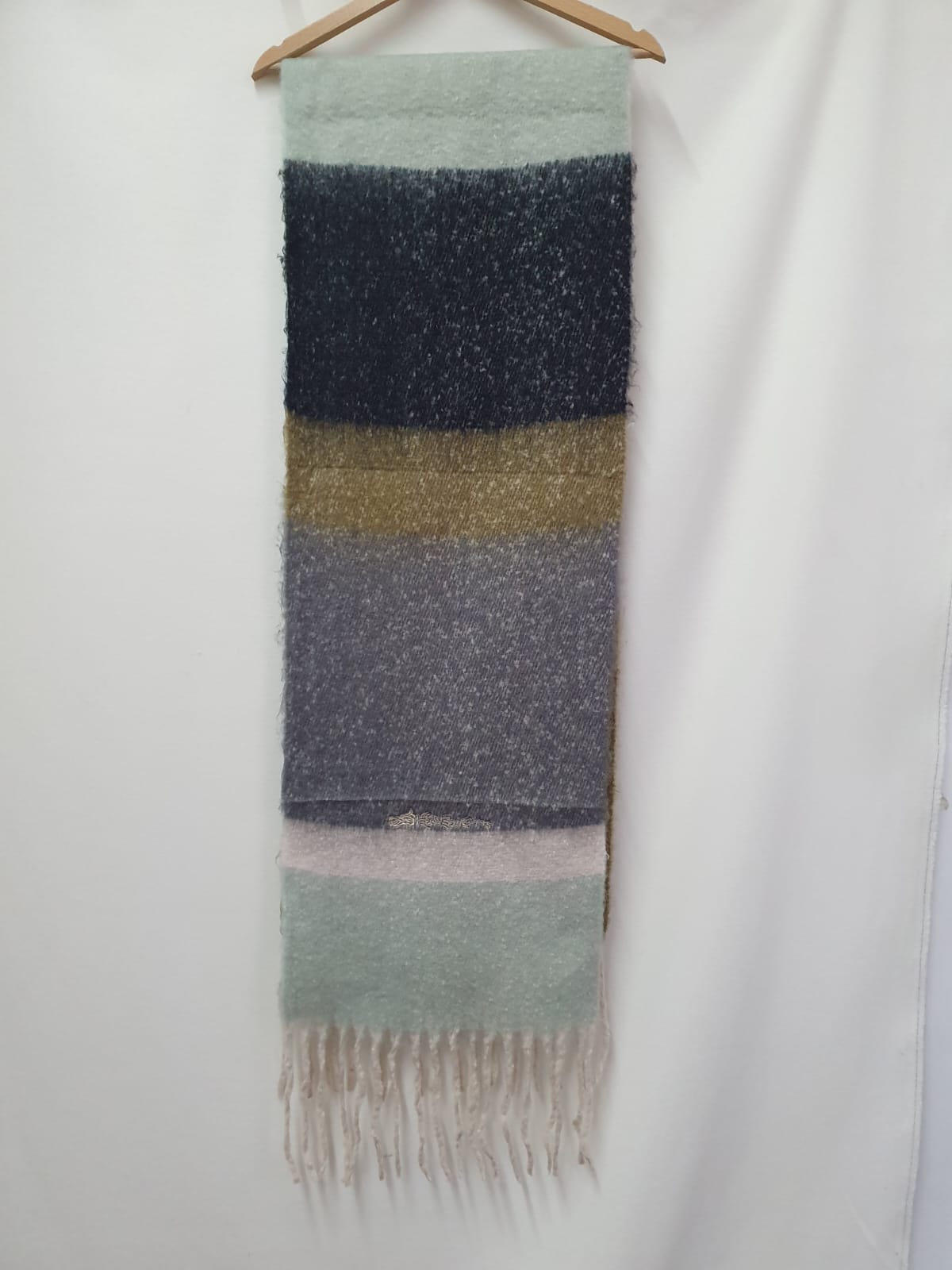 Șal pufos, călduros, multicolor, brodat cu simboluri tradiționale Șal pufos, călduros, multicolor, brodat cu simboluri tradiționale