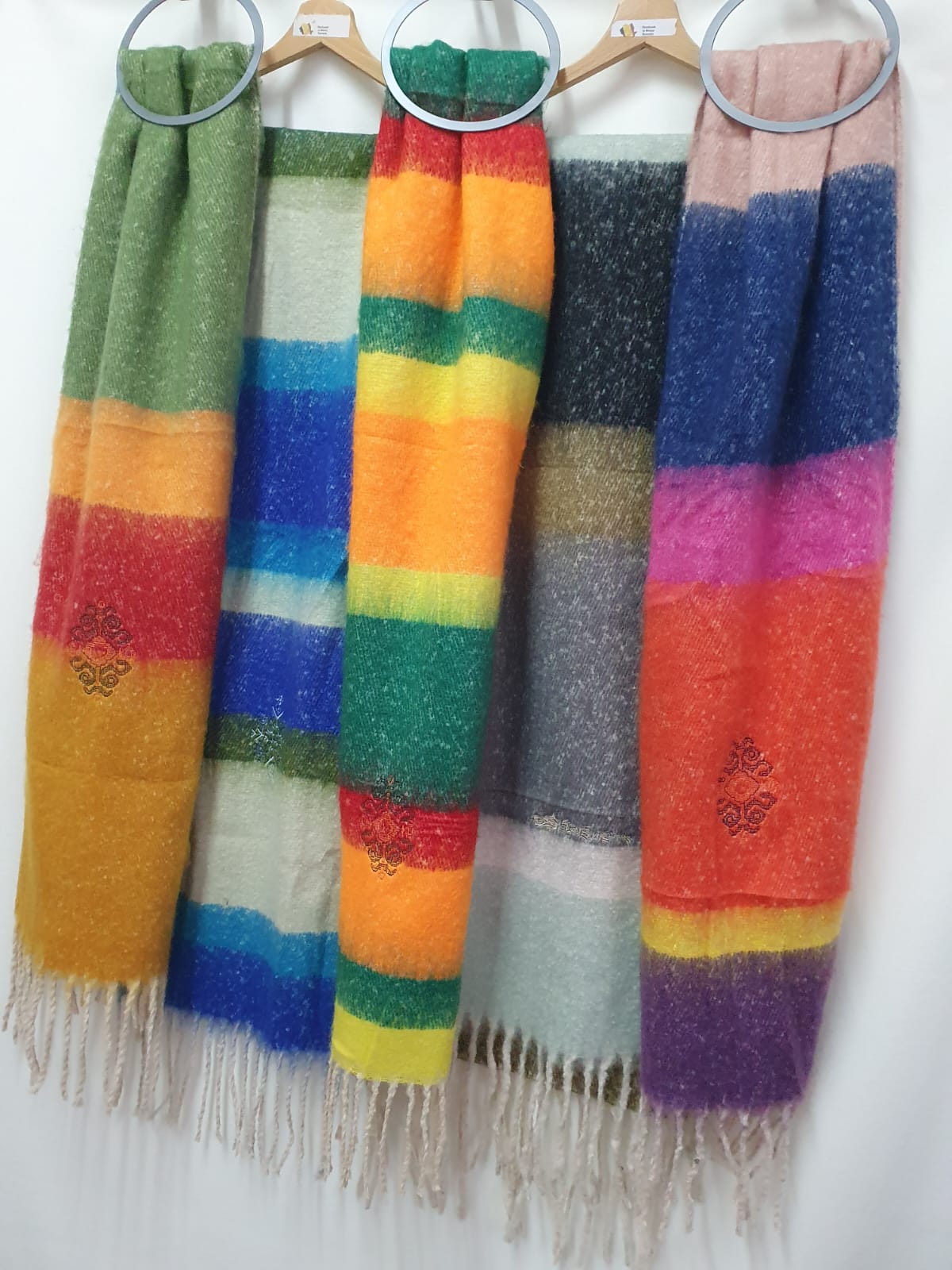 Șal pufos, călduros, multicolor, brodat cu simboluri tradiționale Șal pufos, călduros, multicolor, brodat cu simboluri tradiționale