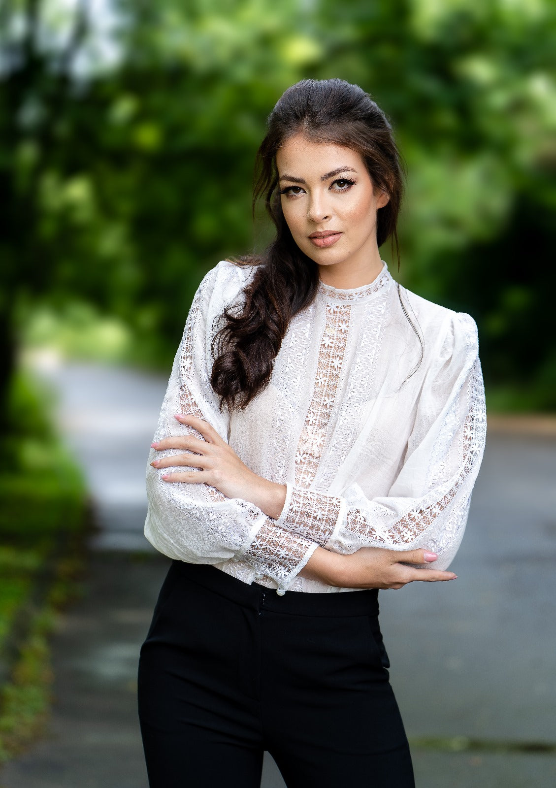 Bluză lucrată manual, model Ajur cu Floricica Bluză lucrată manual, model Ajur cu Floricica