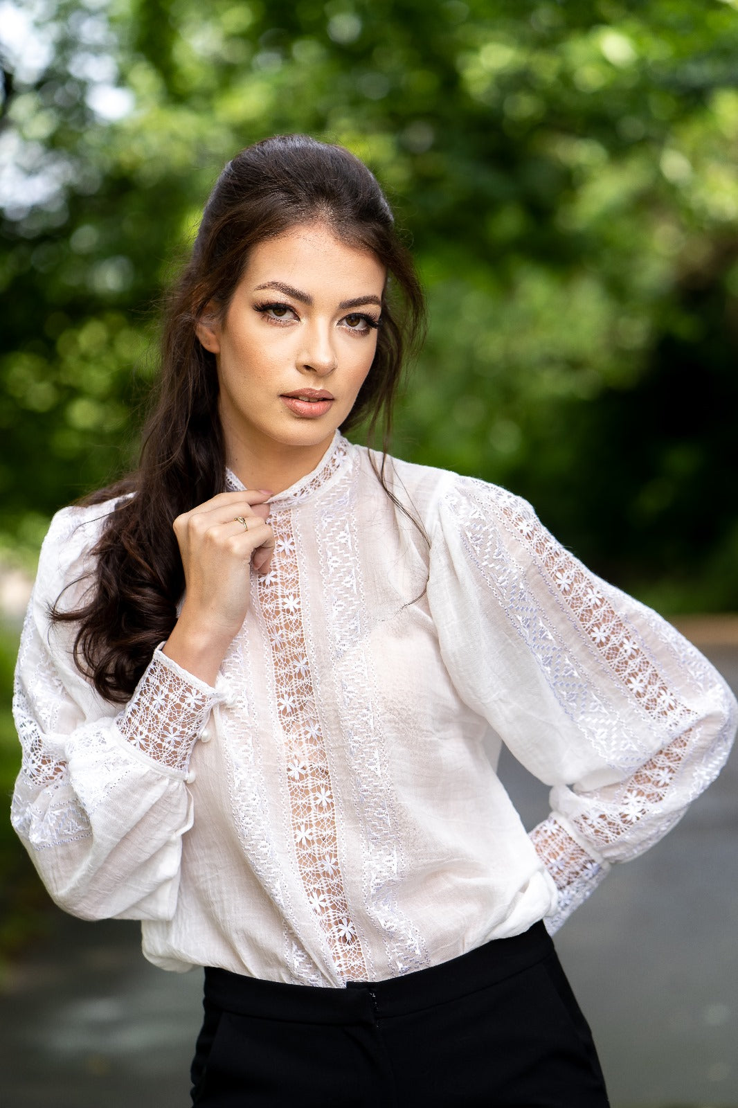 Bluză lucrată manual, model Ajur cu Floricica Bluză lucrată manual, model Ajur cu Floricica