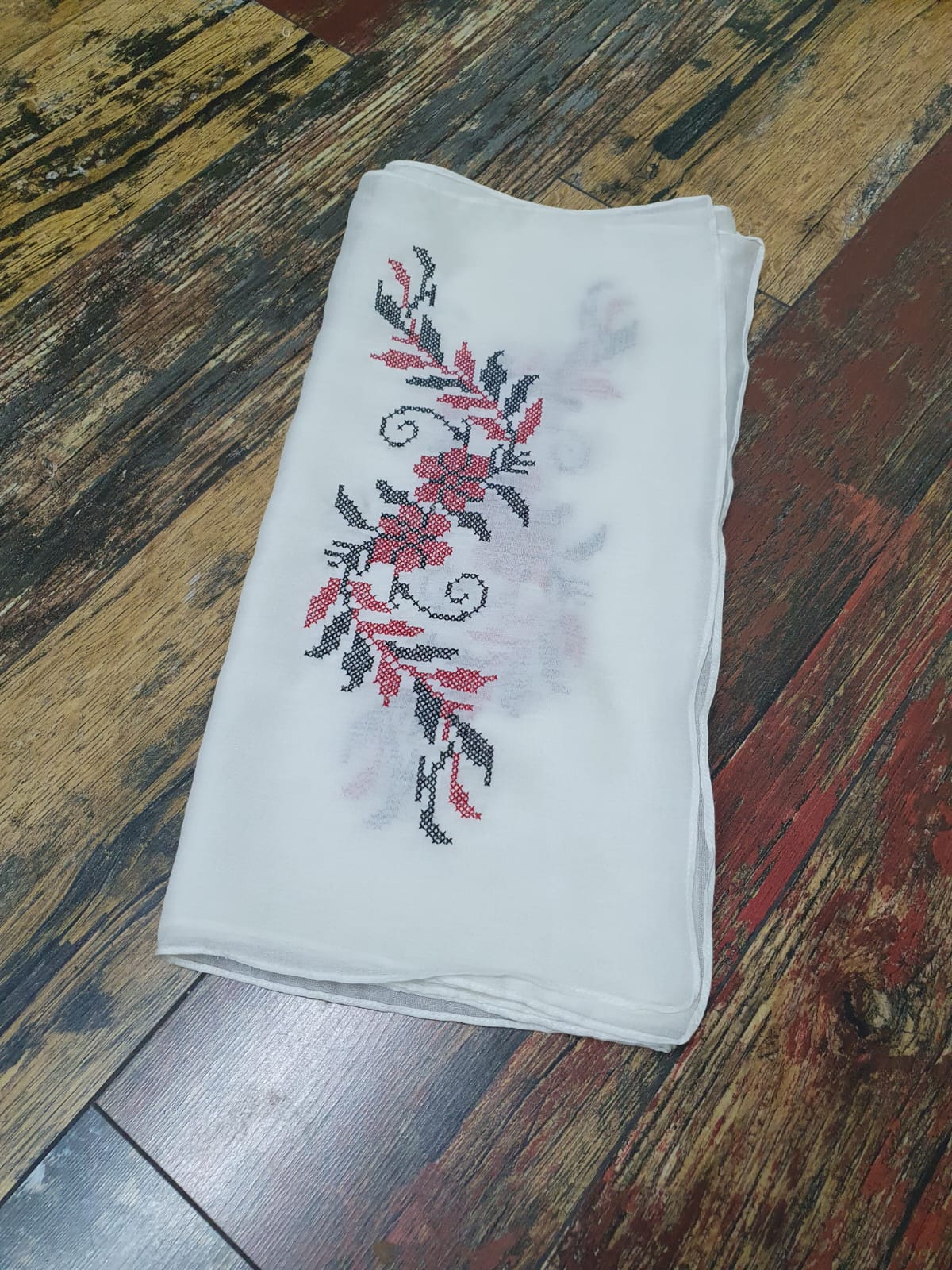Eșarfă/ maramă, model tradițional floral roșu cu negru, 220x50 cm Eșarfă/ maramă, model tradițional floral roșu cu negru, 220x50 cm
