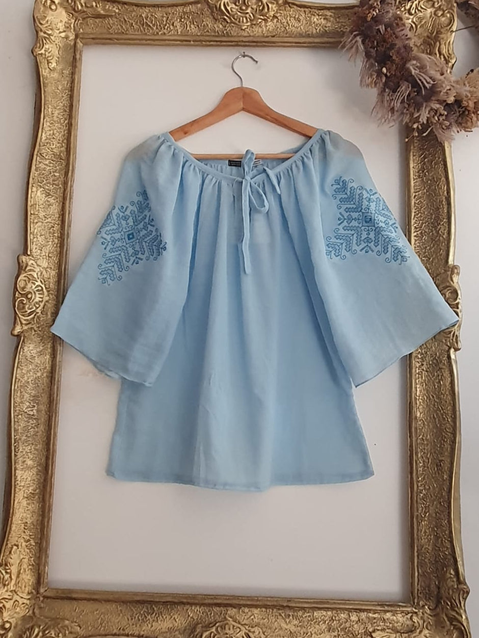 Bluză Tradițională Brodată – Eleganță Autentică pentru Vară Bluză Tradițională Brodată – Eleganță Autentică pentru Vară