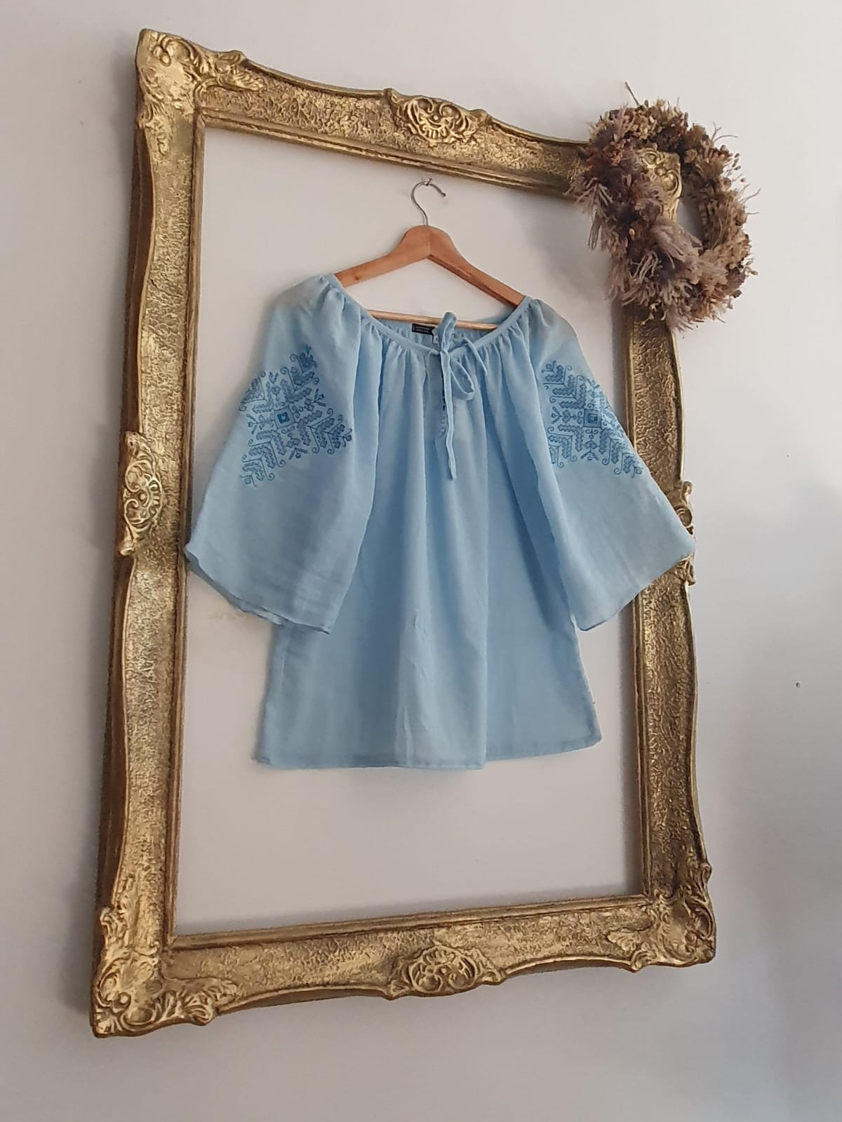 Bluză Tradițională Brodată – Eleganță Autentică pentru Vară Bluză Tradițională Brodată – Eleganță Autentică pentru Vară