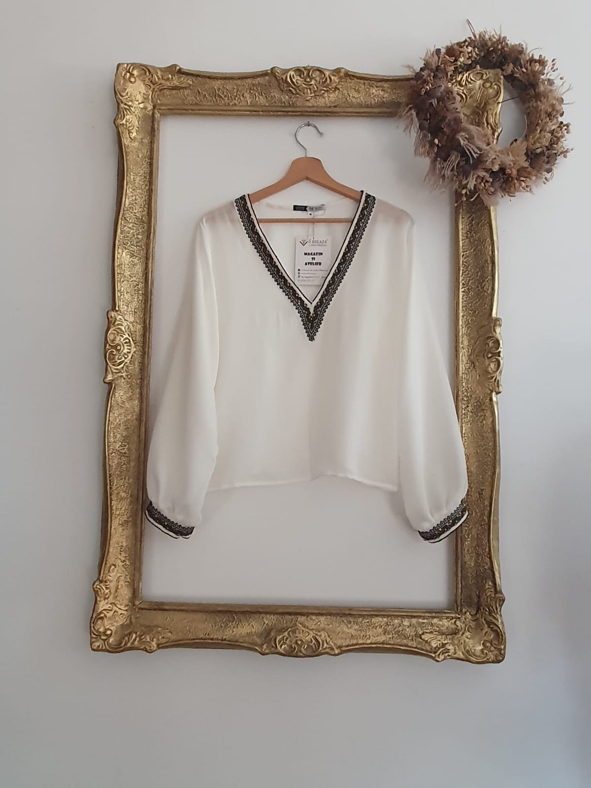 Bluză Elegantă cu Aplicații Vintage – Rafinament și Tradiție Bluză Elegantă cu Aplicații Vintage – Rafinament și Tradiție