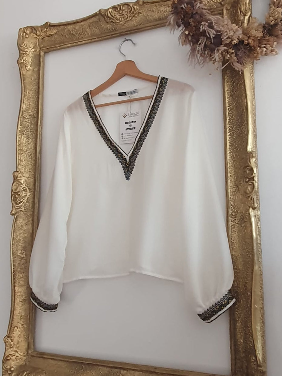 Bluză Elegantă cu Aplicații Vintage – Rafinament și Tradiție Bluză Elegantă cu Aplicații Vintage – Rafinament și Tradiție