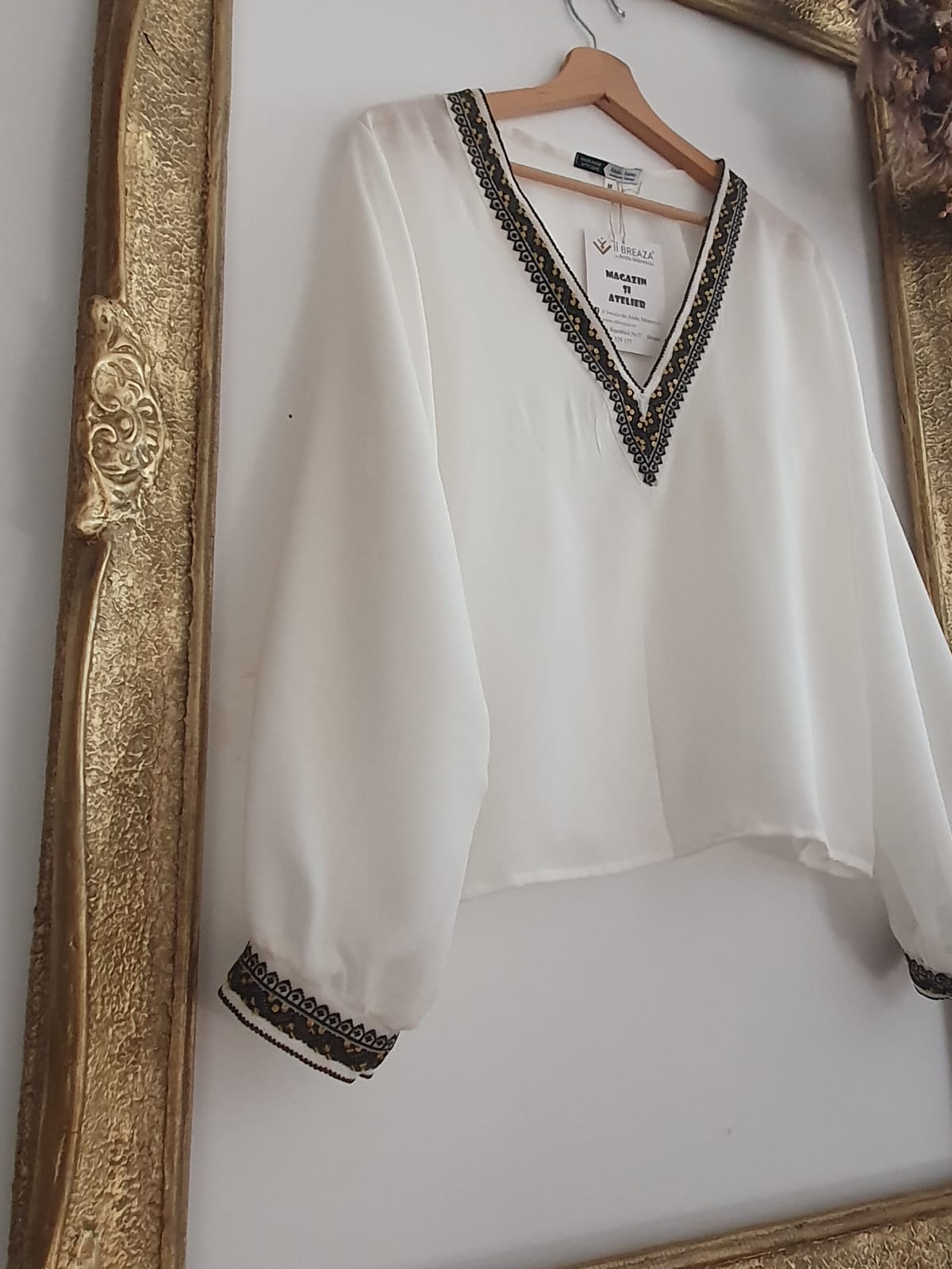 Bluză Elegantă cu Aplicații Vintage – Rafinament și Tradiție Bluză Elegantă cu Aplicații Vintage – Rafinament și Tradiție