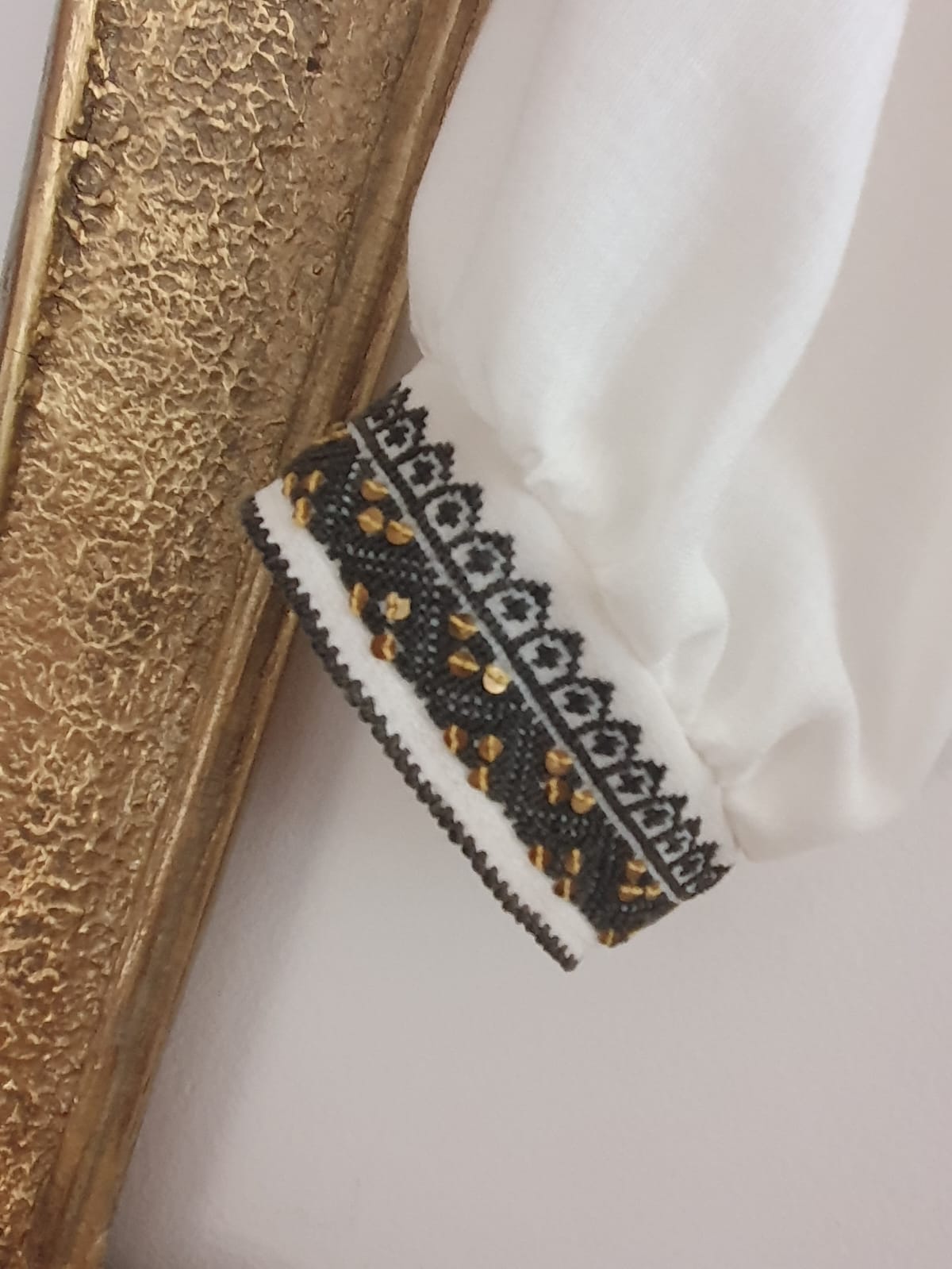 Bluză Elegantă cu Aplicații Vintage – Rafinament și Tradiție Bluză Elegantă cu Aplicații Vintage – Rafinament și Tradiție