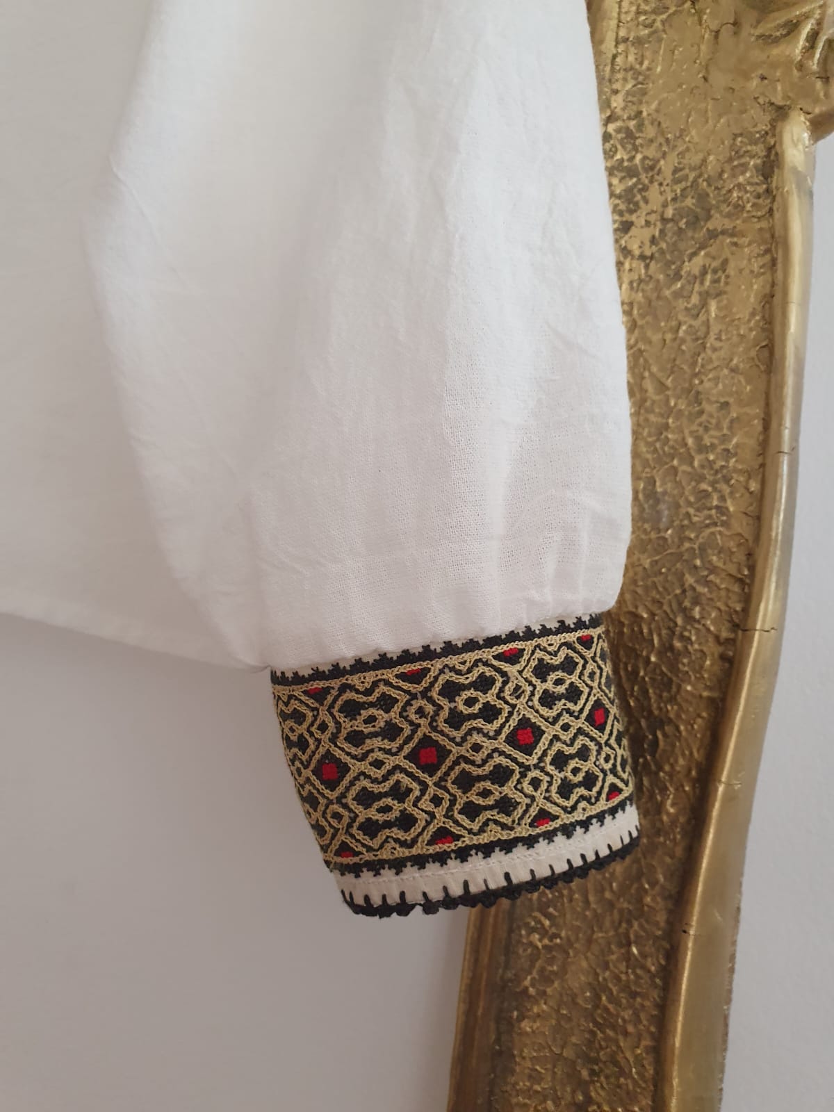 Bluză Modernă cu Aplicație Vintage, brodată foarte mărunt Bluză Modernă cu Aplicație Vintage, brodată foarte mărunt