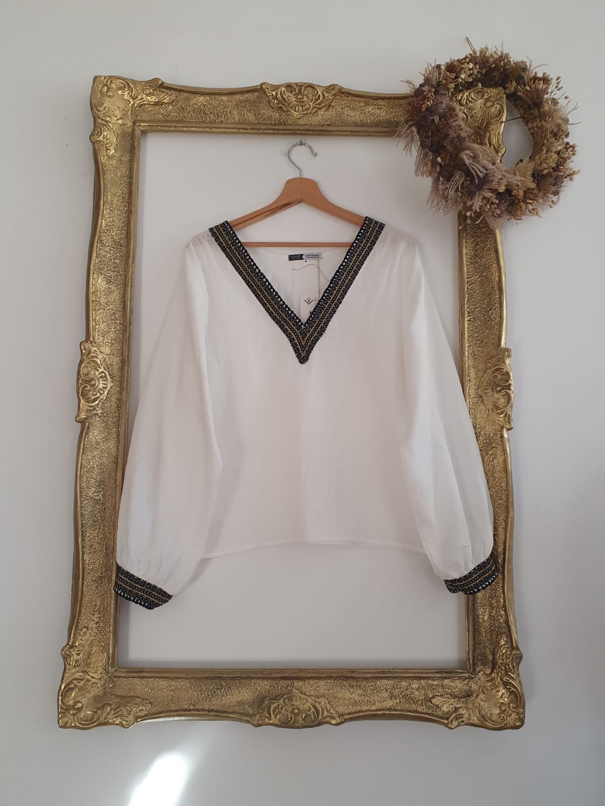 Bluză Modernă cu Aplicație Vintage – Eleganță atemporală, Unicat Bluză Modernă cu Aplicație Vintage – Eleganță atemporală, Unicat