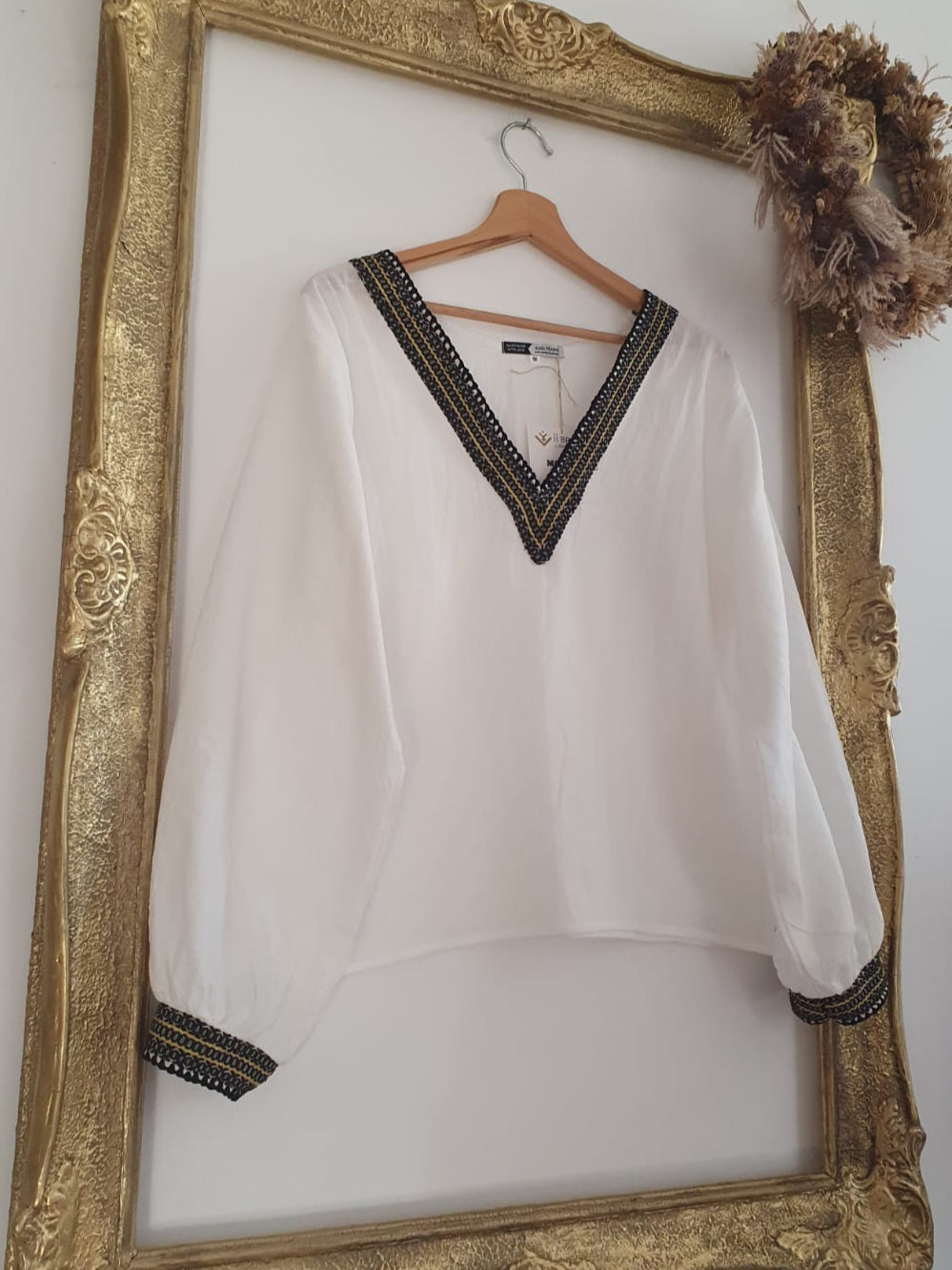 Bluză Modernă cu Aplicație Vintage – Eleganță atemporală, Unicat Bluză Modernă cu Aplicație Vintage – Eleganță atemporală, Unicat