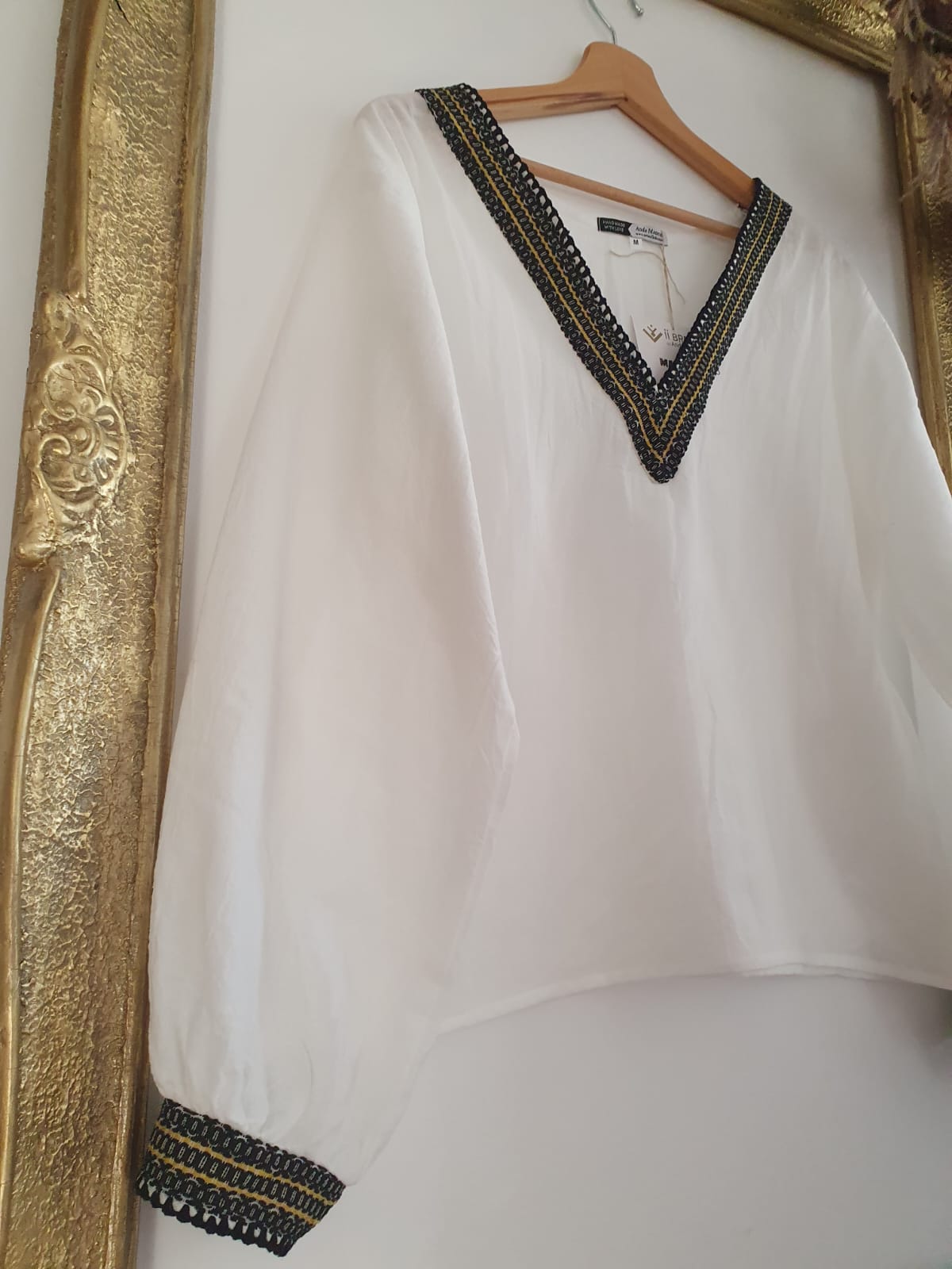 Bluză Modernă cu Aplicație Vintage – Eleganță atemporală, Unicat Bluză Modernă cu Aplicație Vintage – Eleganță atemporală, Unicat