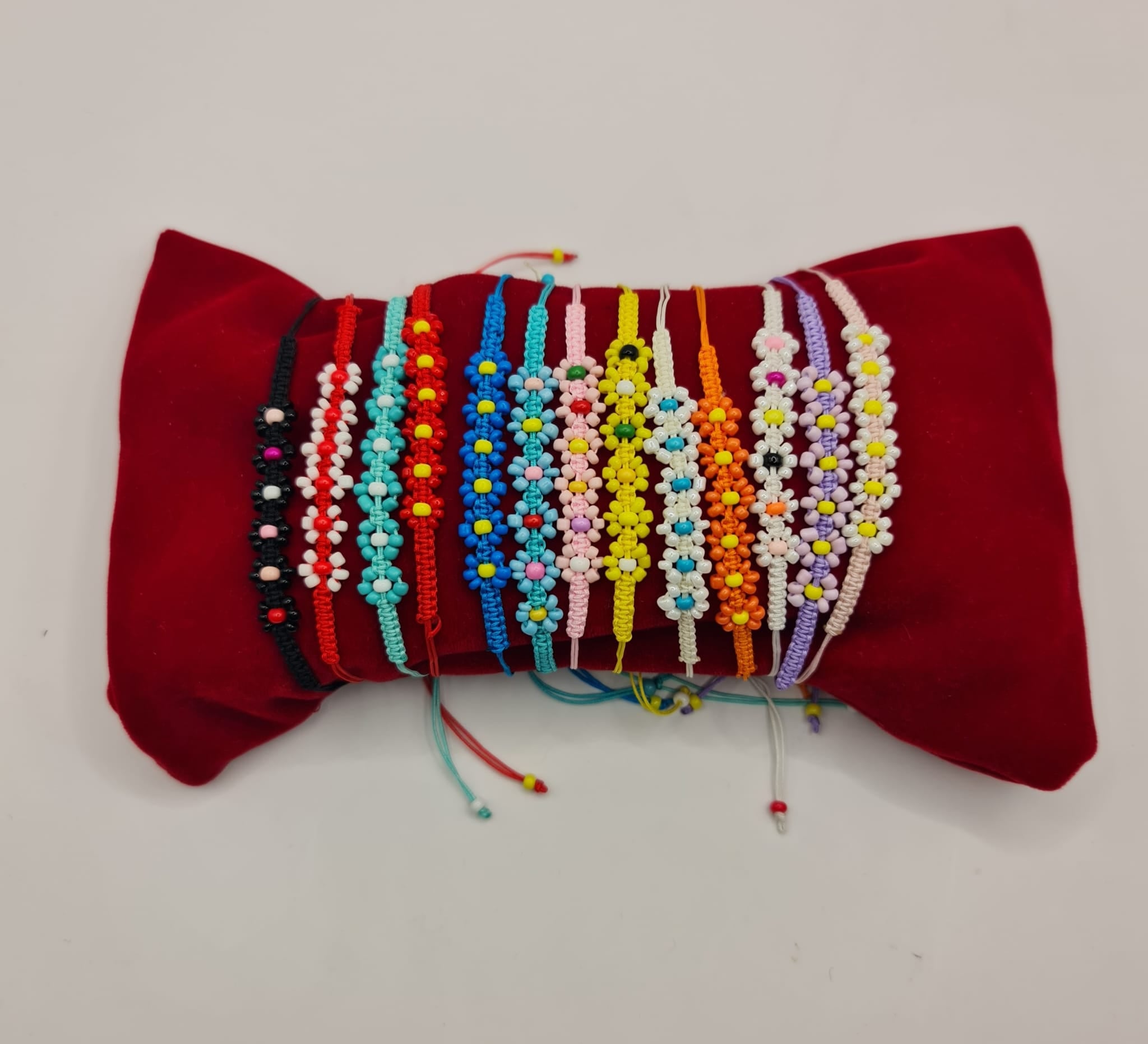 Brățară cu mărgele – un cadou delicat și simbolic Brățară cu mărgele – un cadou delicat și simbolic