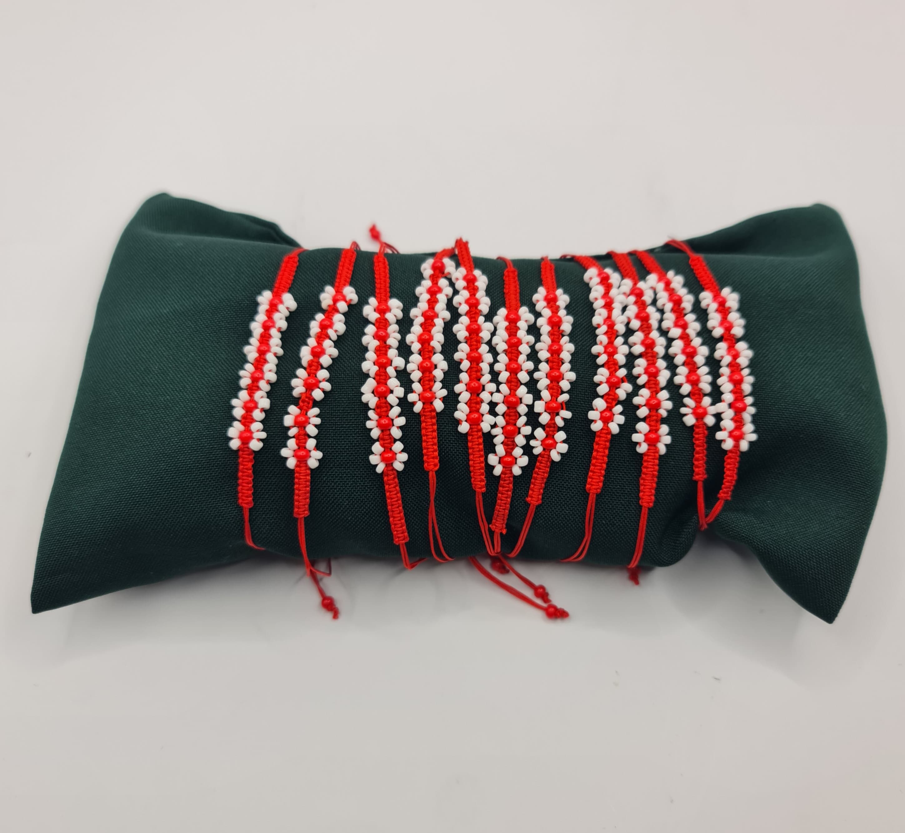 Brățară cu mărgele – un cadou delicat și simbolic Brățară cu mărgele – un cadou delicat și simbolic