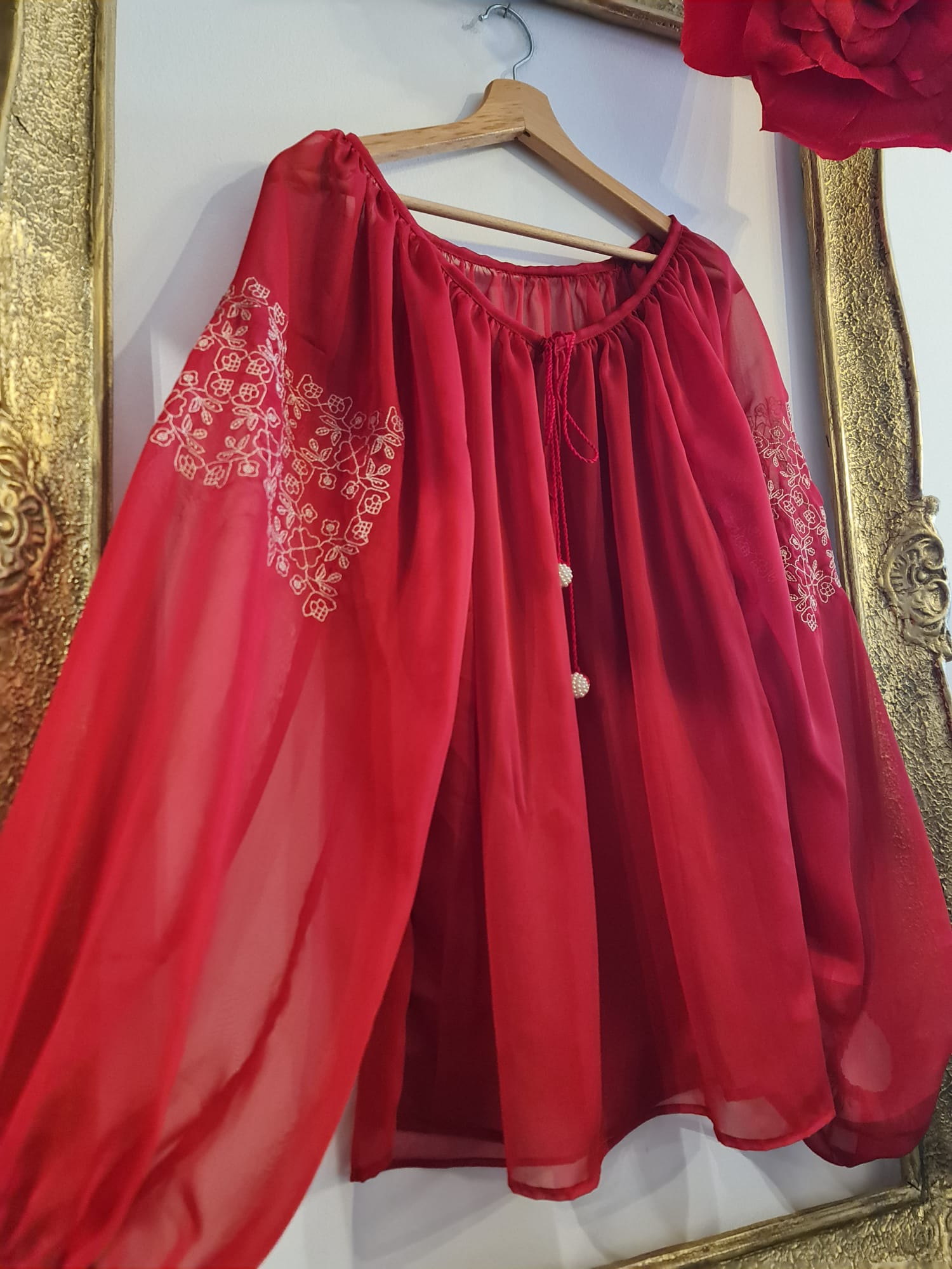 Bluză „Pure Silk” Roșu Senzual – Eleganță și Tradiție în Fiecare Fir Bluză „Pure Silk” Roșu Senzual – Eleganță și Tradiție în Fiecare Fir