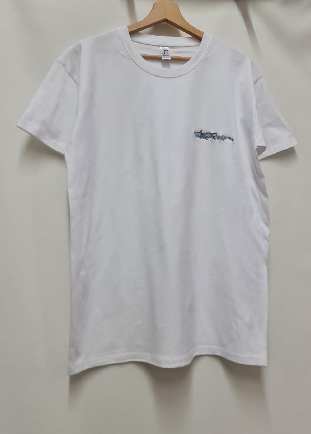 Tricou bărbătesc brodat – Lupul Dacic Tricou bărbătesc brodat – Lupul Dacic