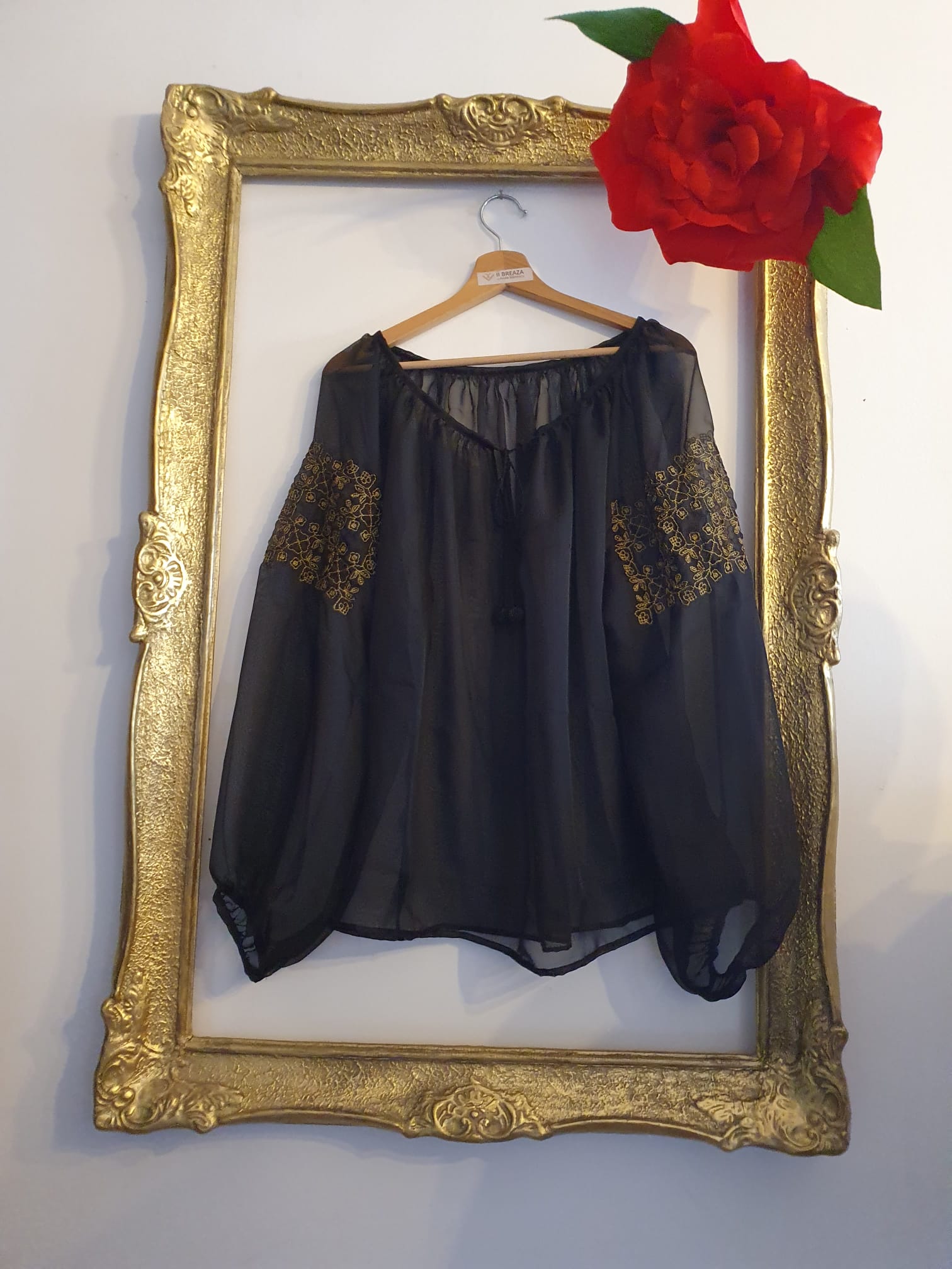 Bluză „Pure Silk” Desăvârșirea Eleganței – Eleganță și Tradiție în Fiecare Fir Bluză „Pure Silk” Desăvârșirea Eleganței – Eleganță și Tradiție în Fiecare Fir