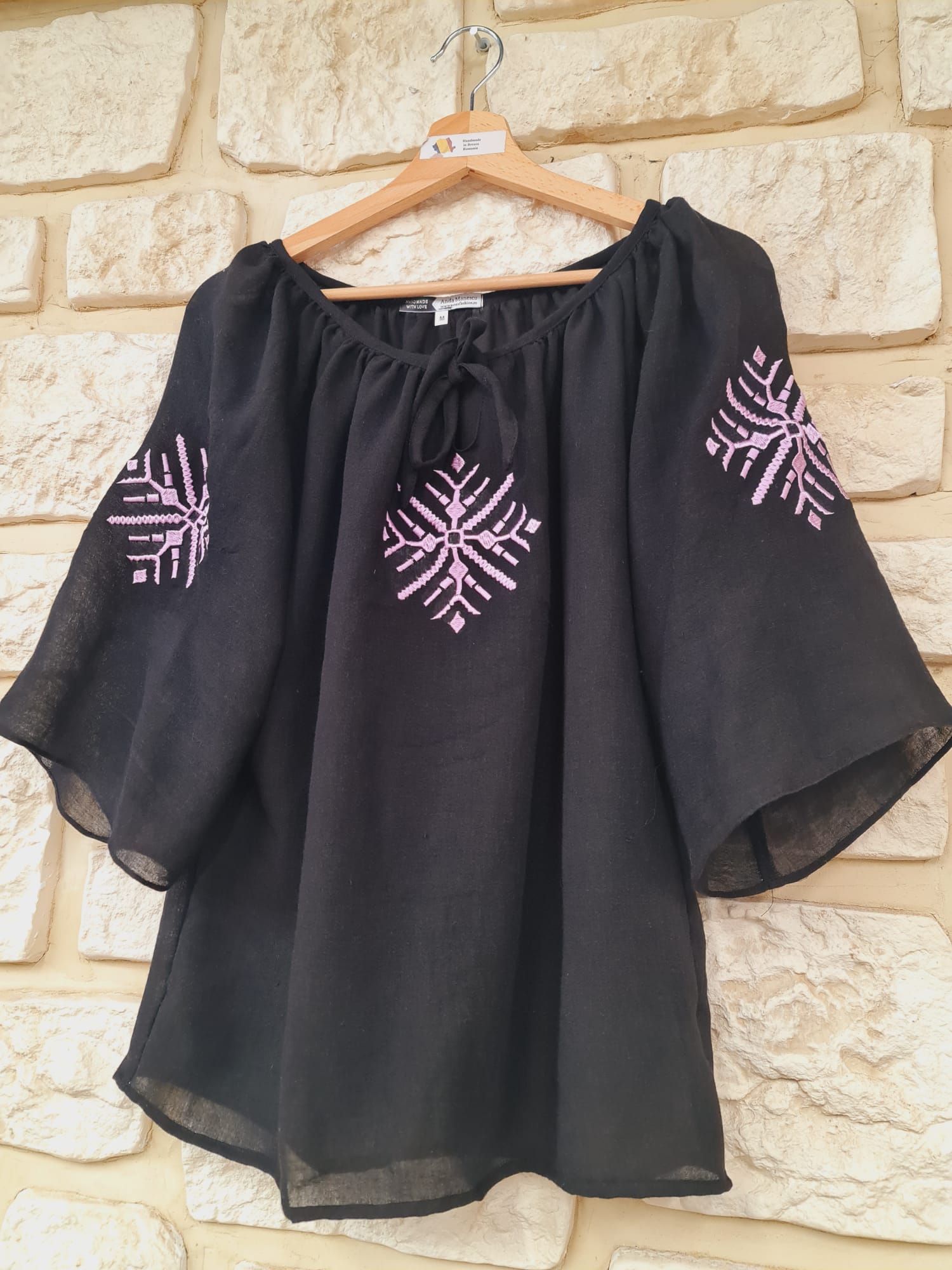 Bluza „Regina” – eleganță regală și tradiție autentică Bluza „Regina” – eleganță regală și tradiție autentică