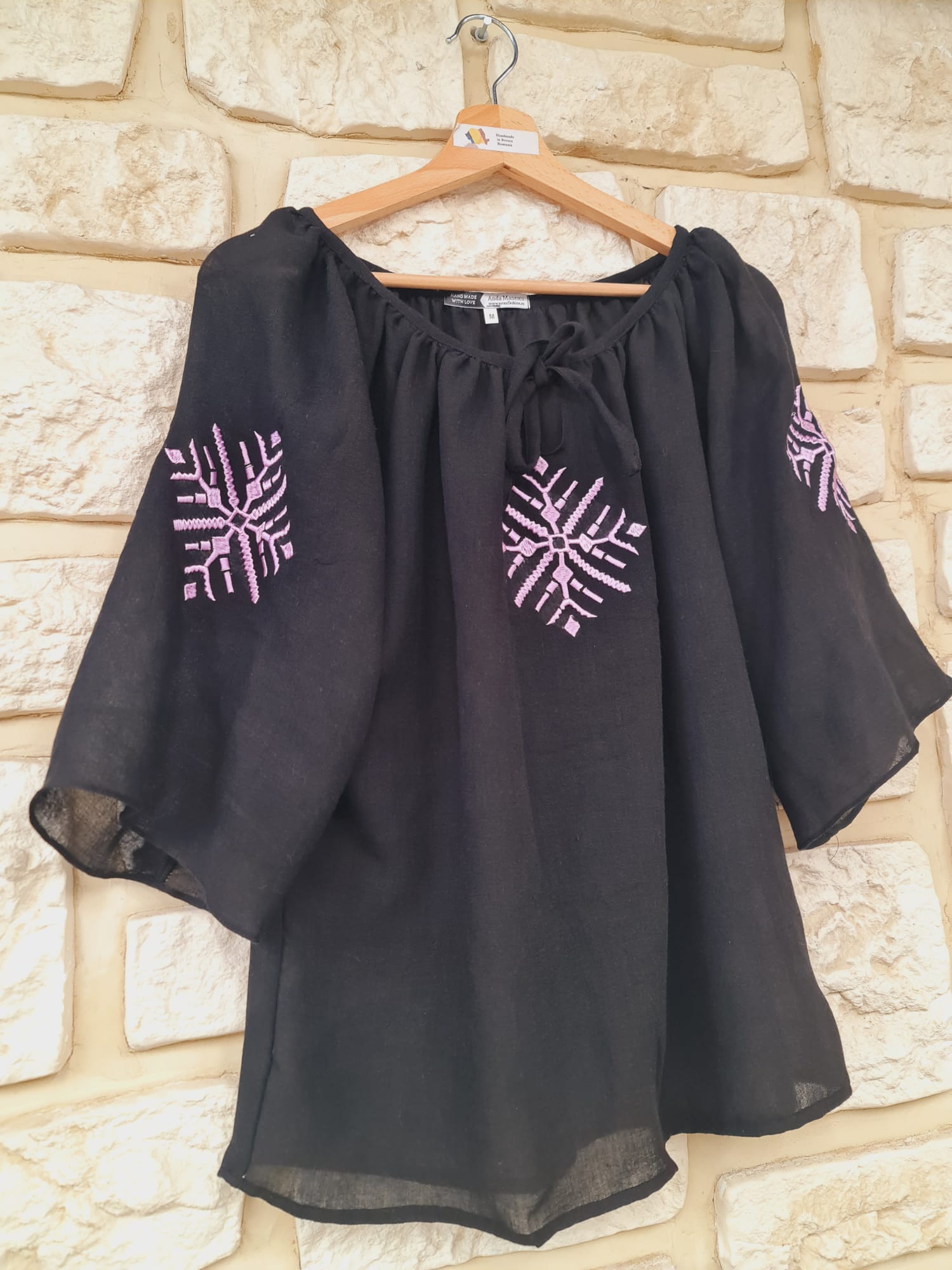 Bluza „Regina” – eleganță regală și tradiție autentică Bluza „Regina” – eleganță regală și tradiție autentică