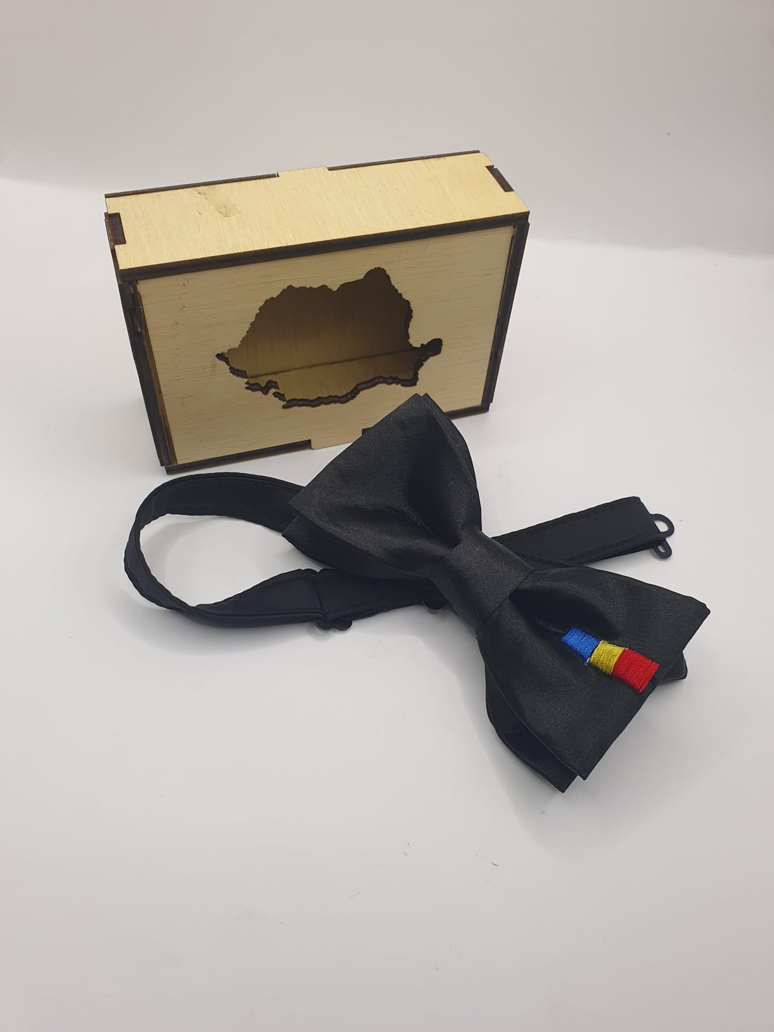Papion elegant, brodat cu tricolorul Papion elegant, brodat cu tricolorul