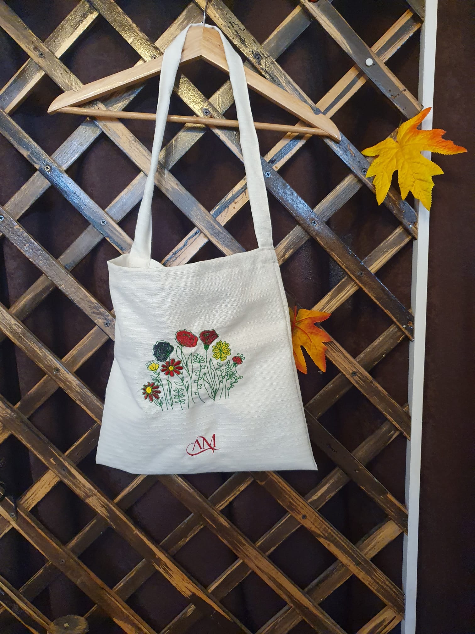 Trăistuțe brodate – farmec tradițional în formă purtabilă Trăistuțe brodate – farmec tradițional în formă purtabilă