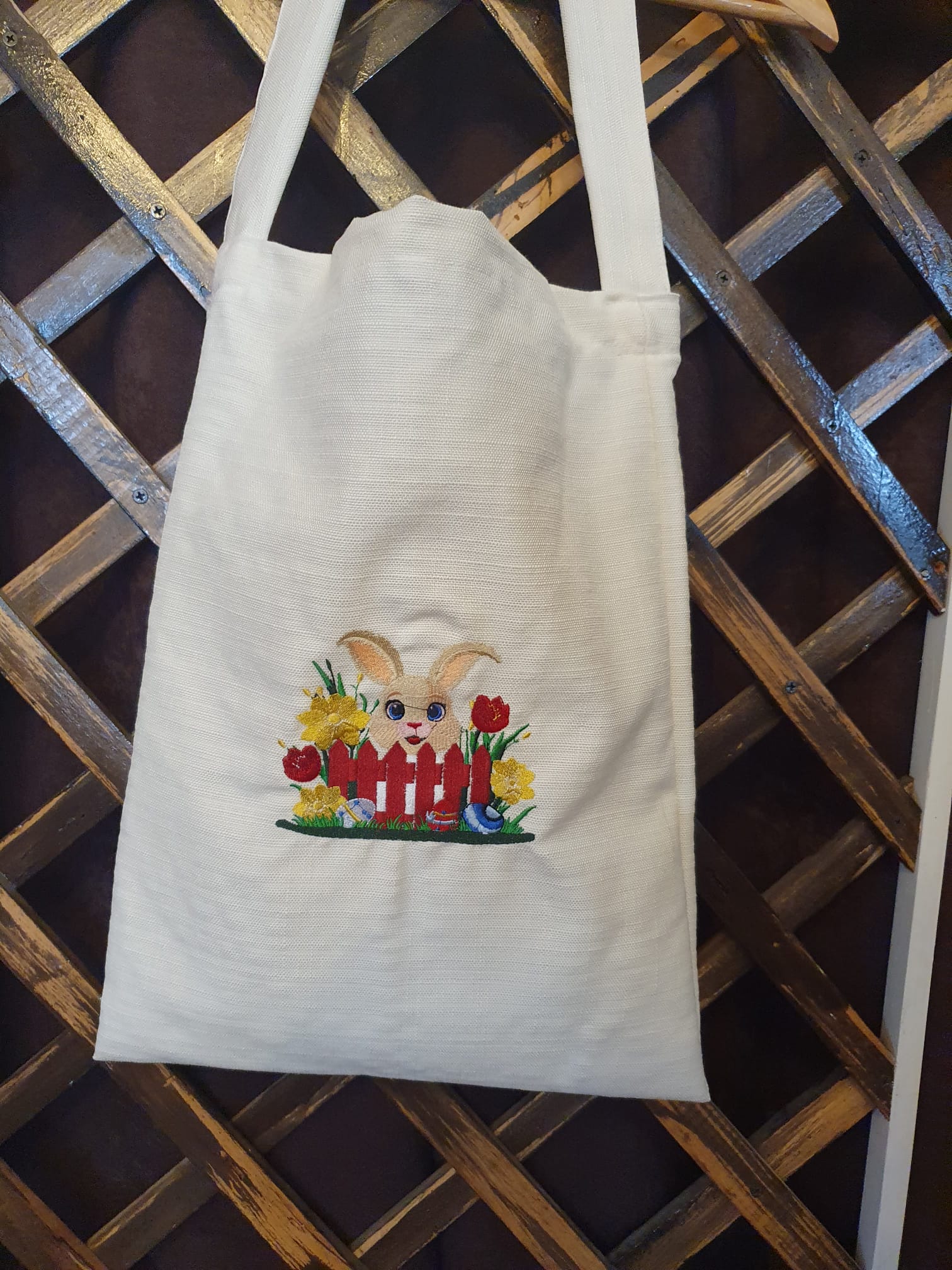 Trăistuțe brodate – farmec tradițional în formă purtabilă Trăistuțe brodate – farmec tradițional în formă purtabilă