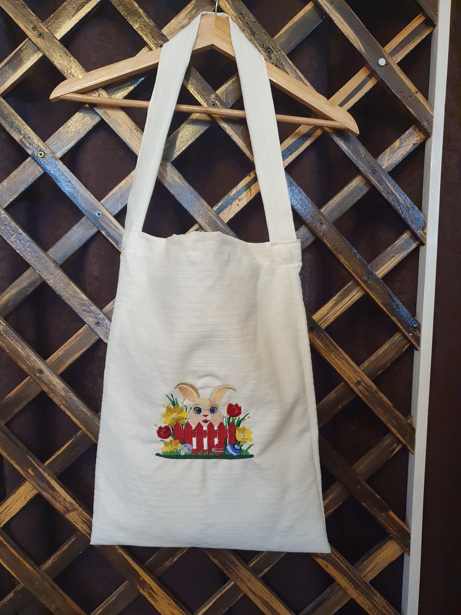 Trăistuțe brodate – farmec tradițional în formă purtabilă Trăistuțe brodate – farmec tradițional în formă purtabilă