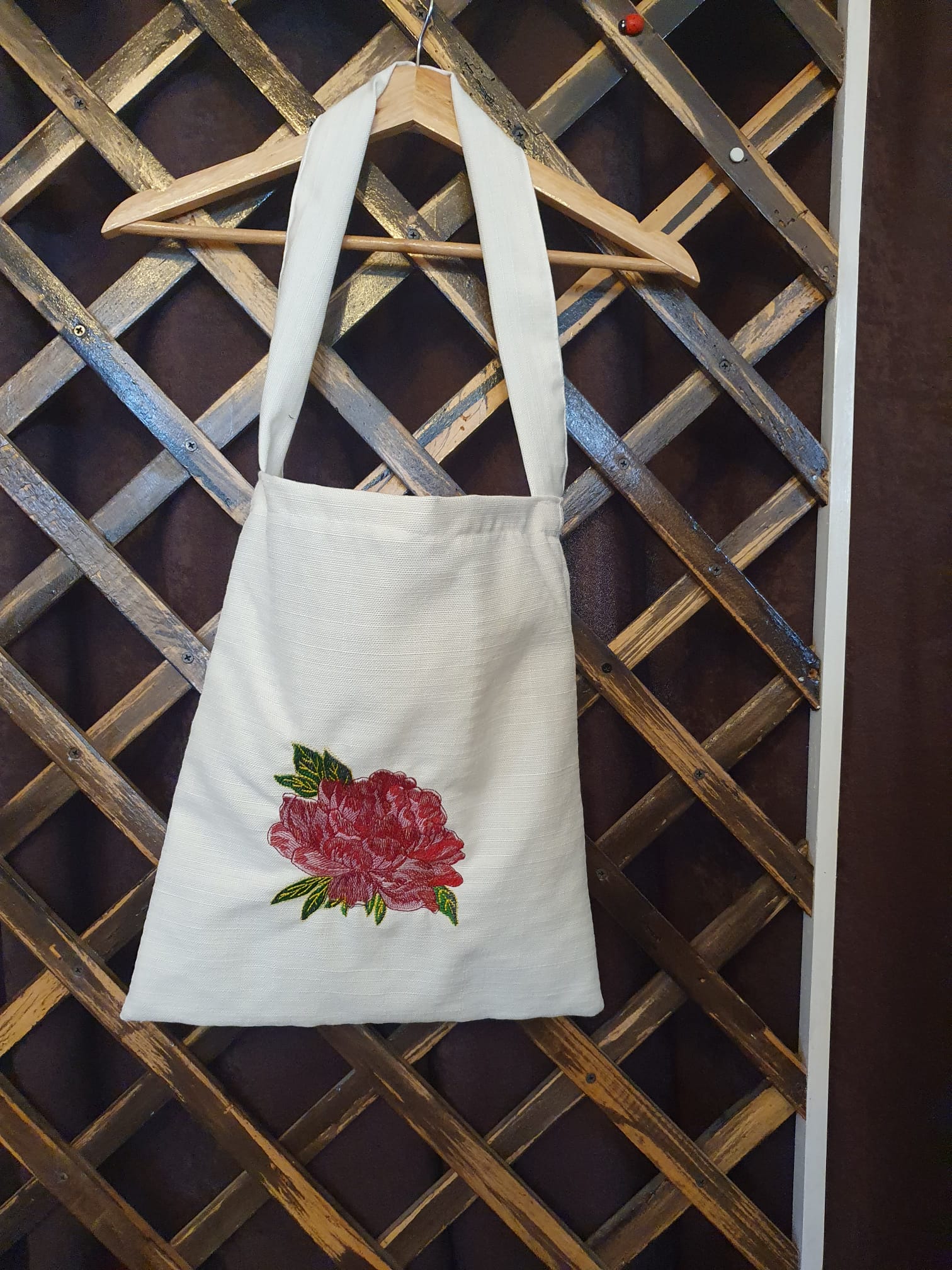 Trăistuțe brodate – farmec tradițional în formă purtabilă Trăistuțe brodate – farmec tradițional în formă purtabilă