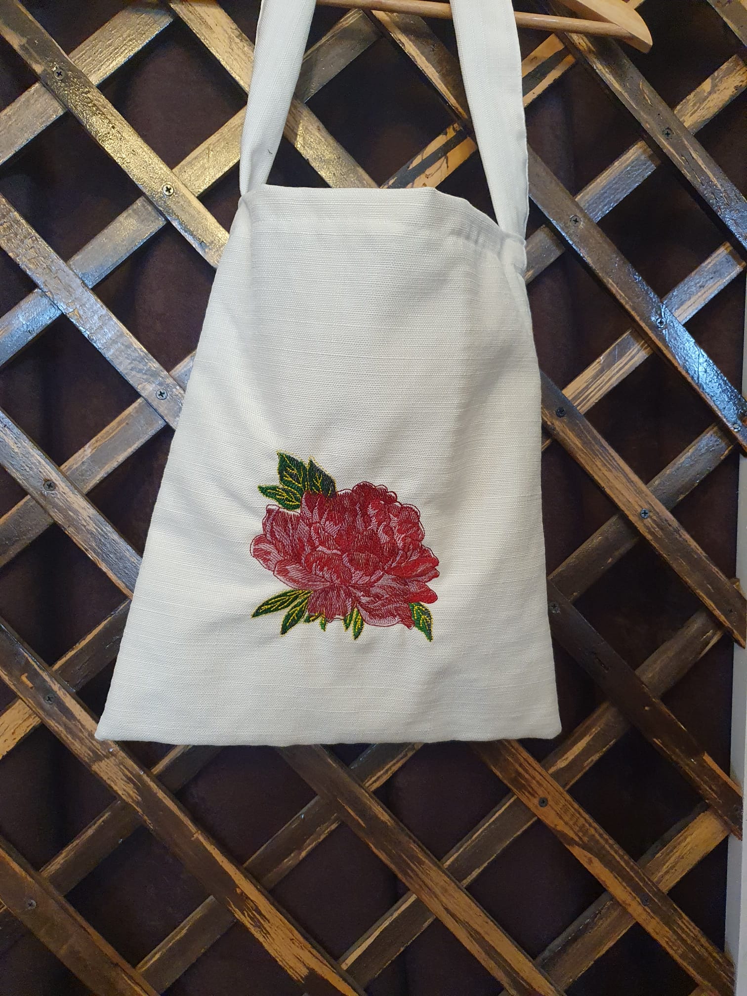 Trăistuțe brodate – farmec tradițional în formă purtabilă Trăistuțe brodate – farmec tradițional în formă purtabilă